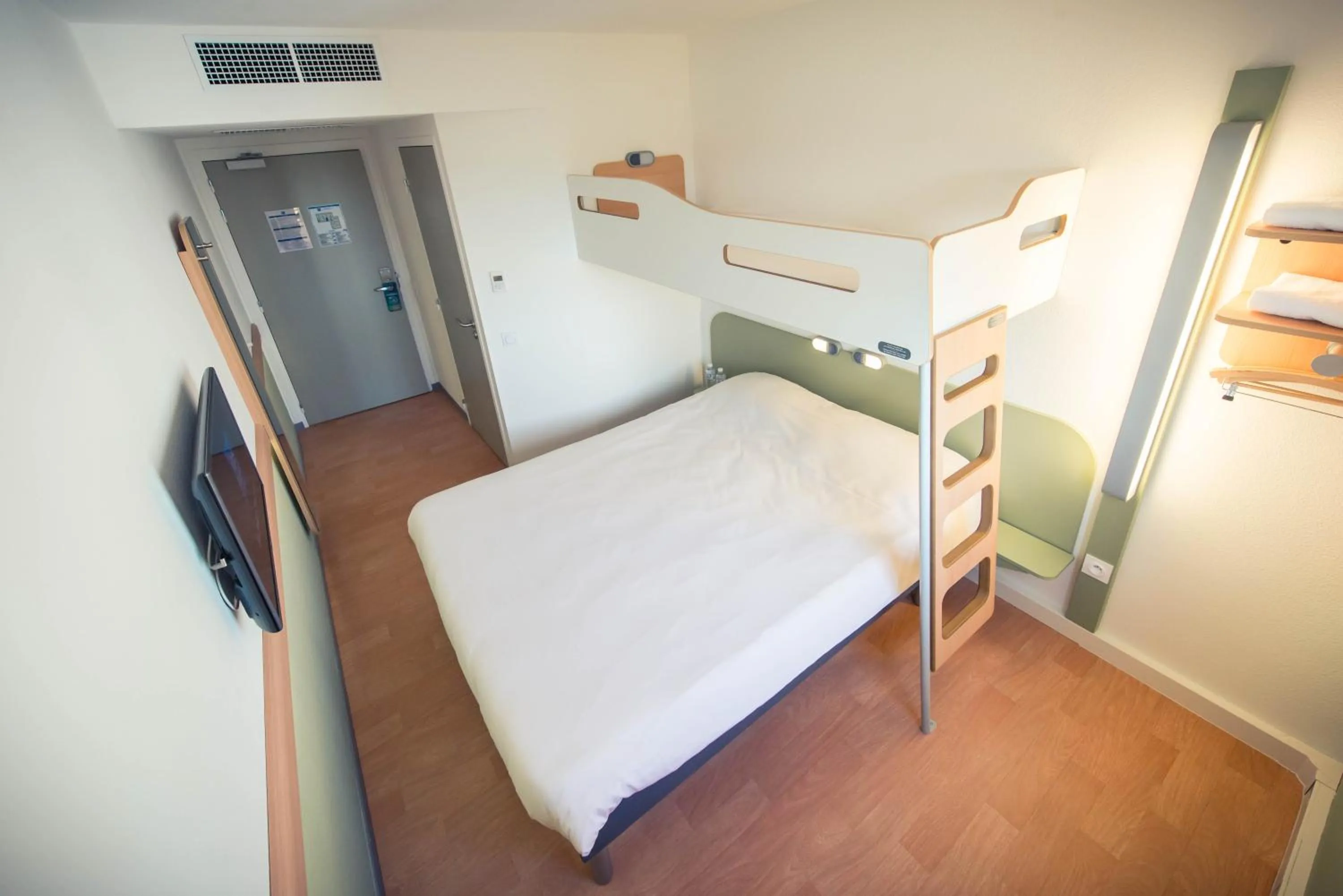 bunk bed, Bed in ibis budget Troyes Est