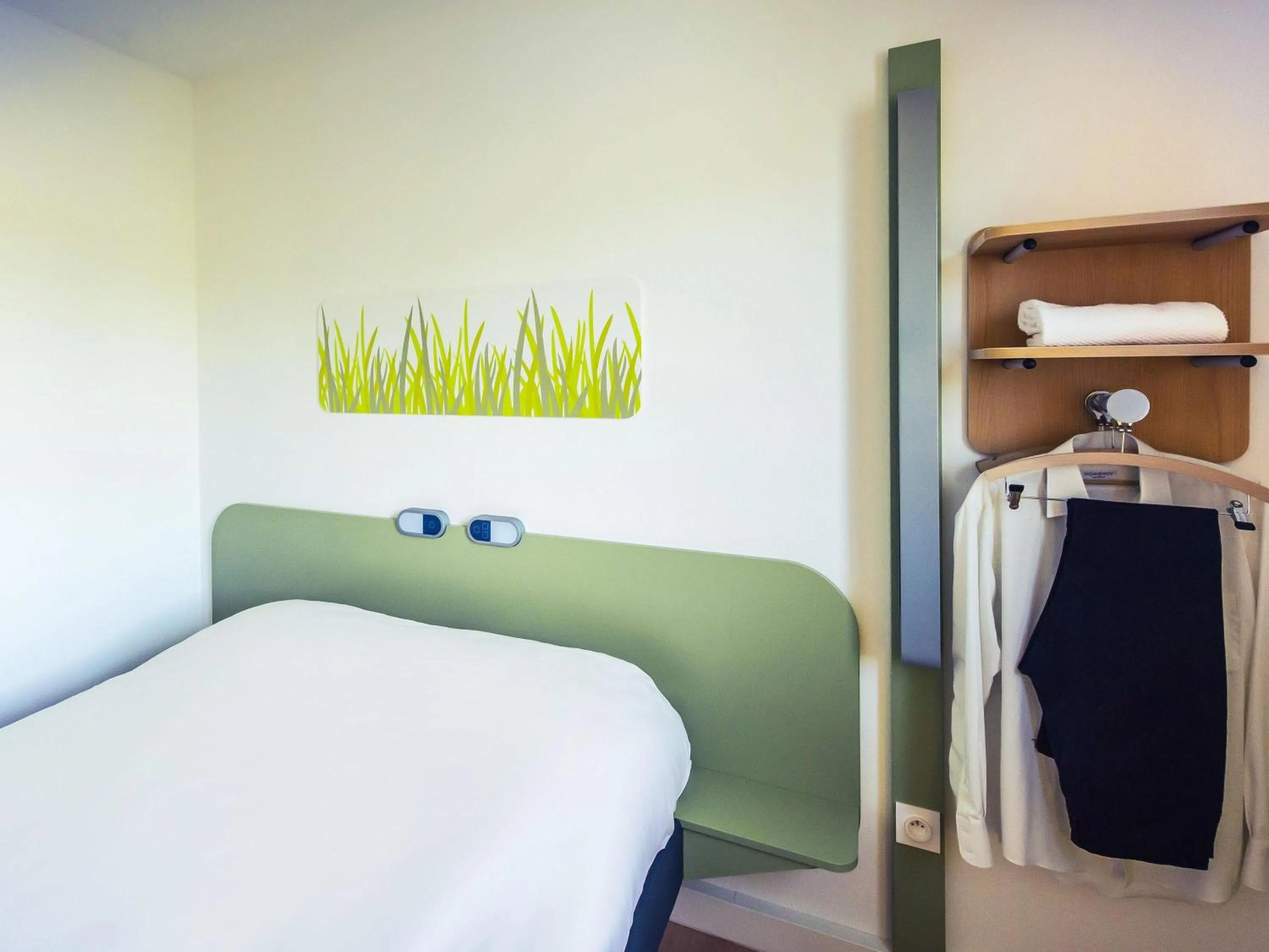 Bedroom, Bed in ibis budget Troyes Est
