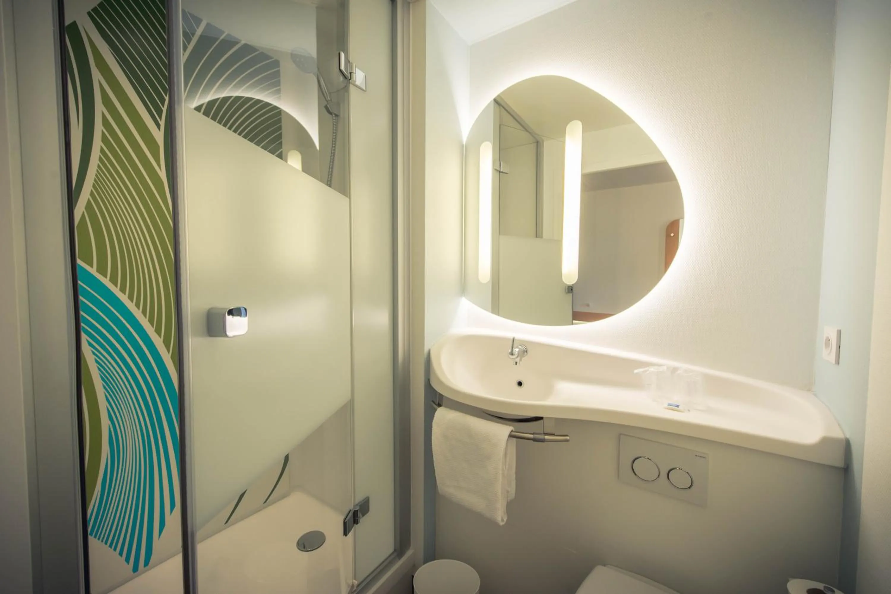 Bathroom in ibis budget Troyes Est