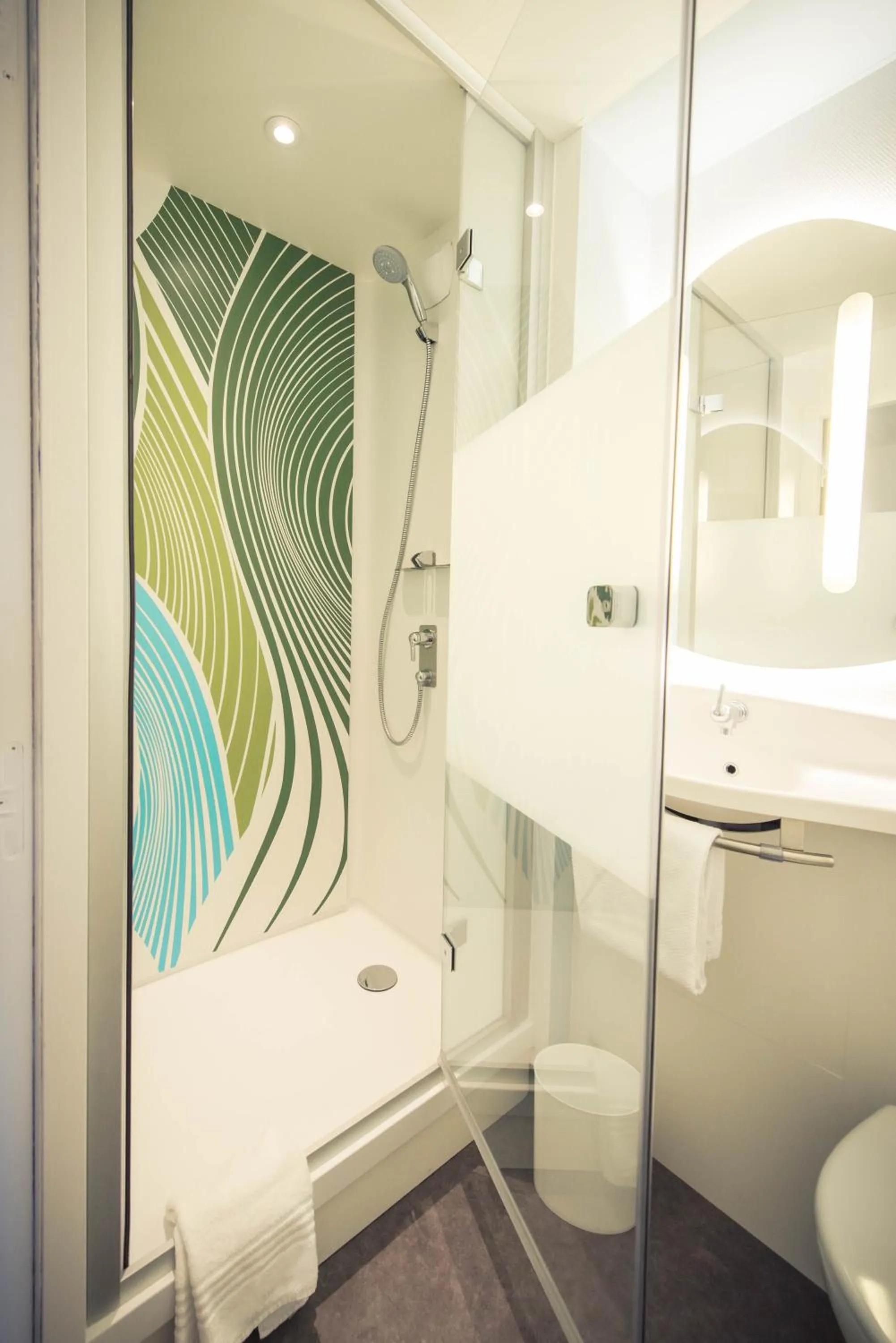 Bathroom in ibis budget Troyes Est