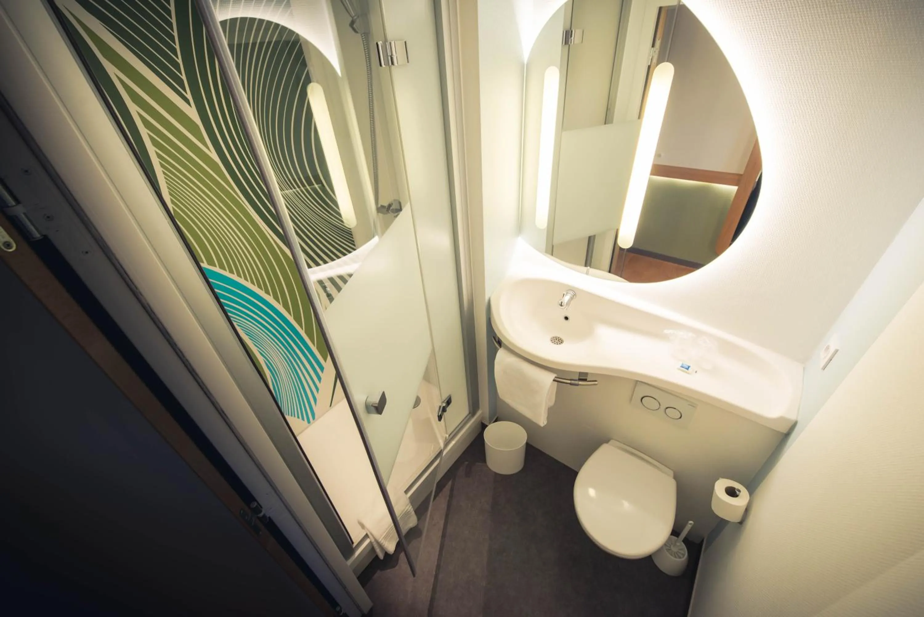 Bathroom in ibis budget Troyes Est