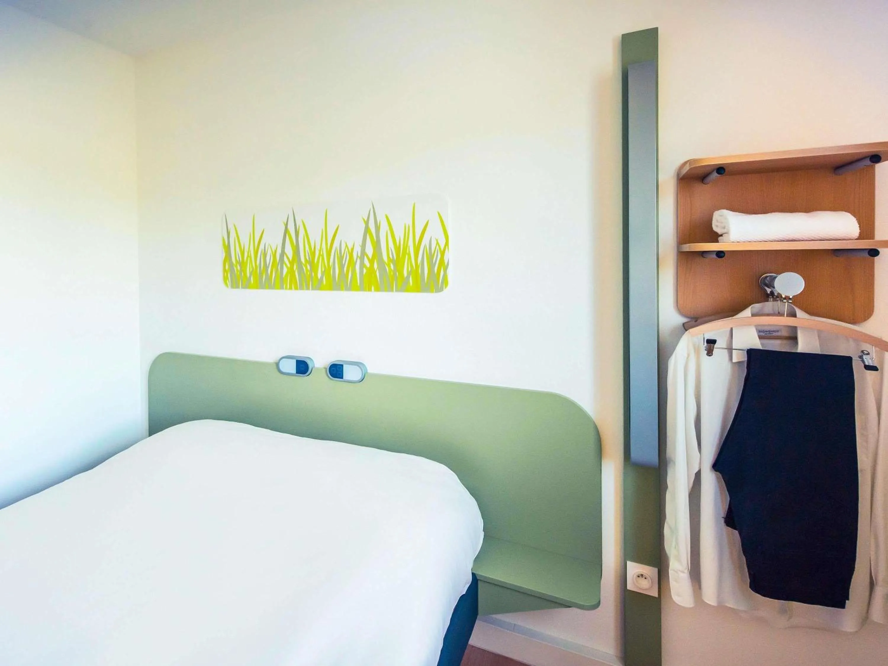 Bedroom, Bed in ibis budget Troyes Est