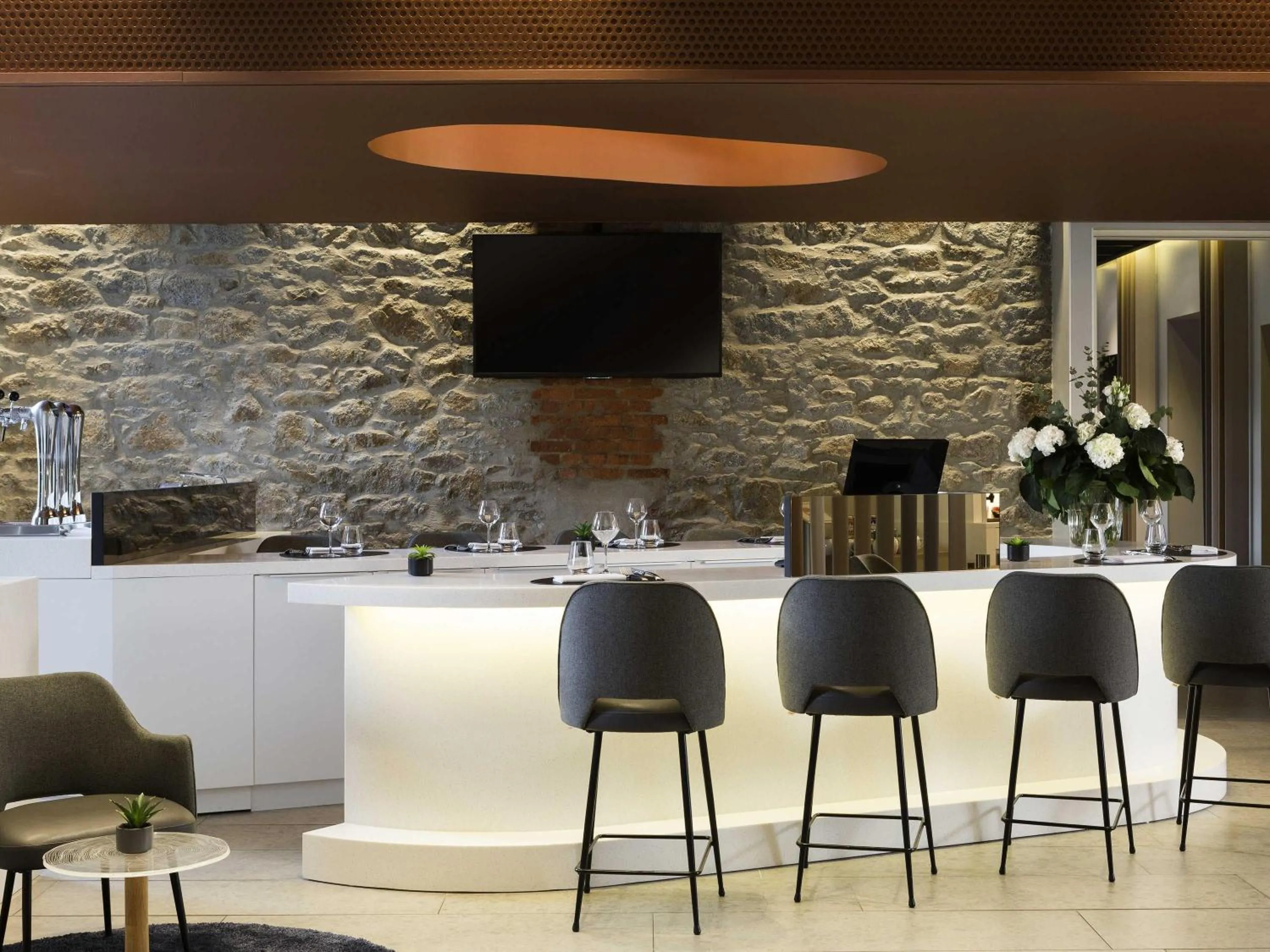 Lounge or bar in Novotel Saint Brieuc Centre Gare