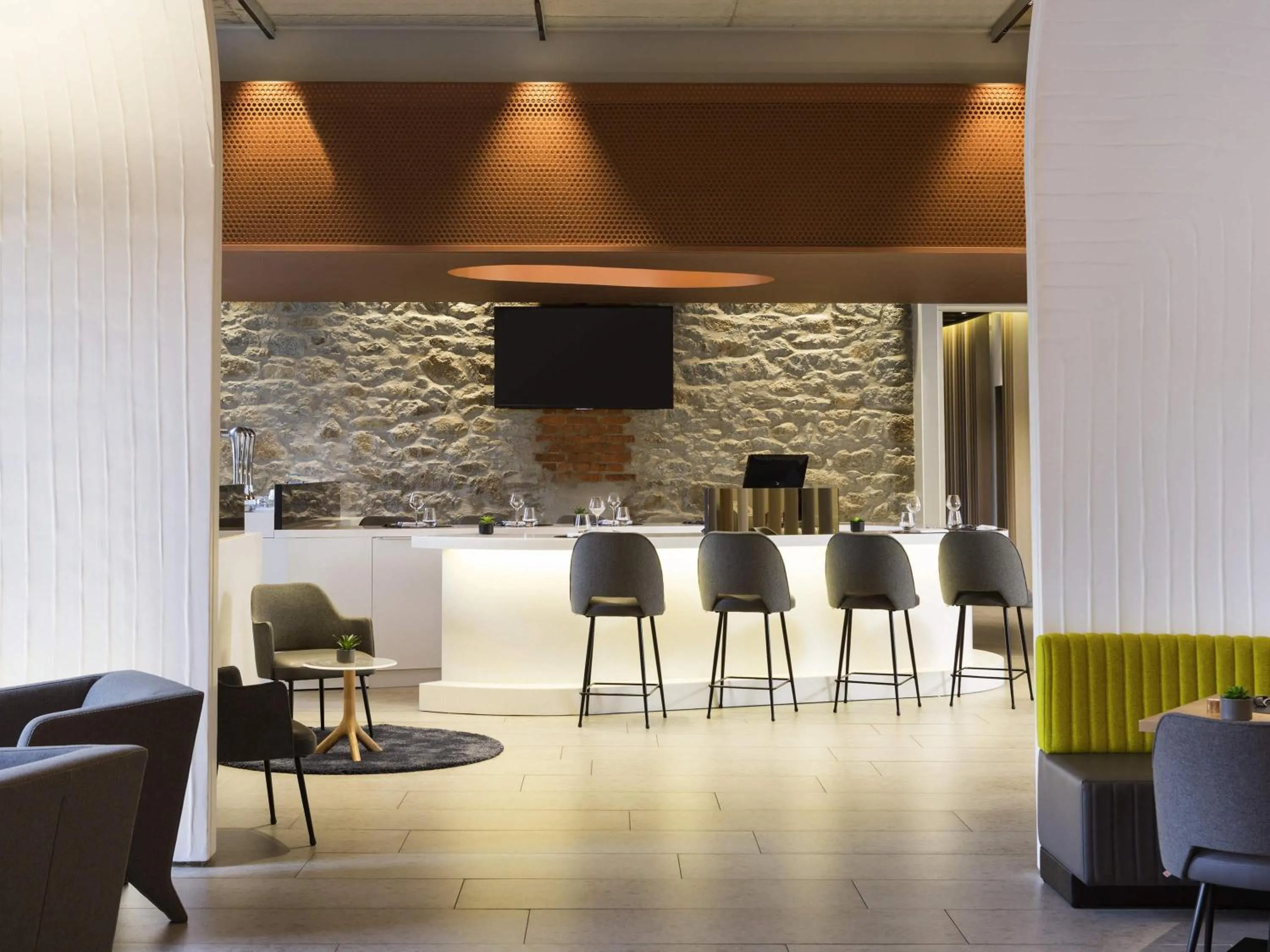 Lounge or bar in Novotel Saint Brieuc Centre Gare