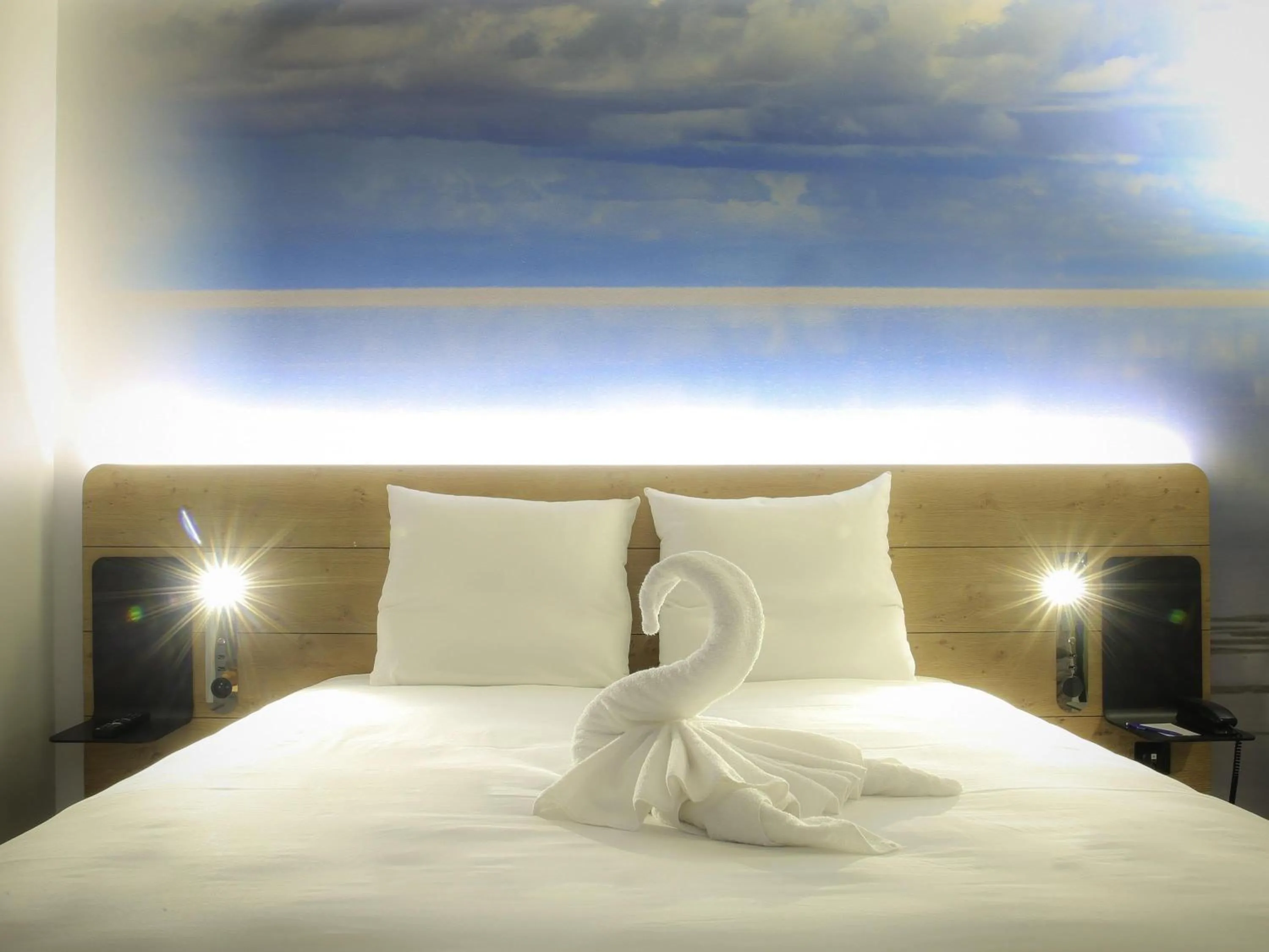 Bedroom, Bed in Novotel Saint Brieuc Centre Gare