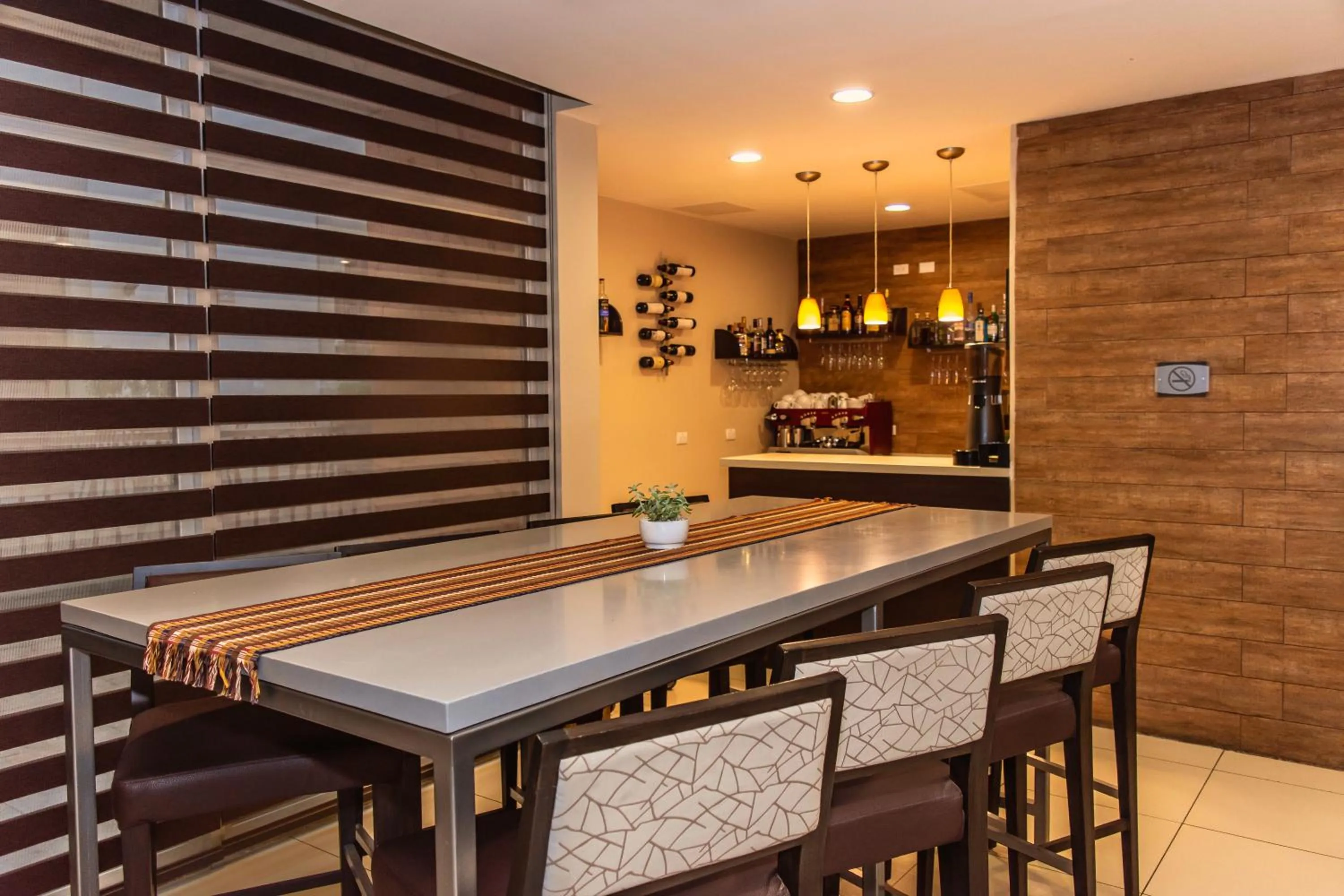 Lounge or bar in LATAM HOTEL Plaza Pradera Quetzaltenango