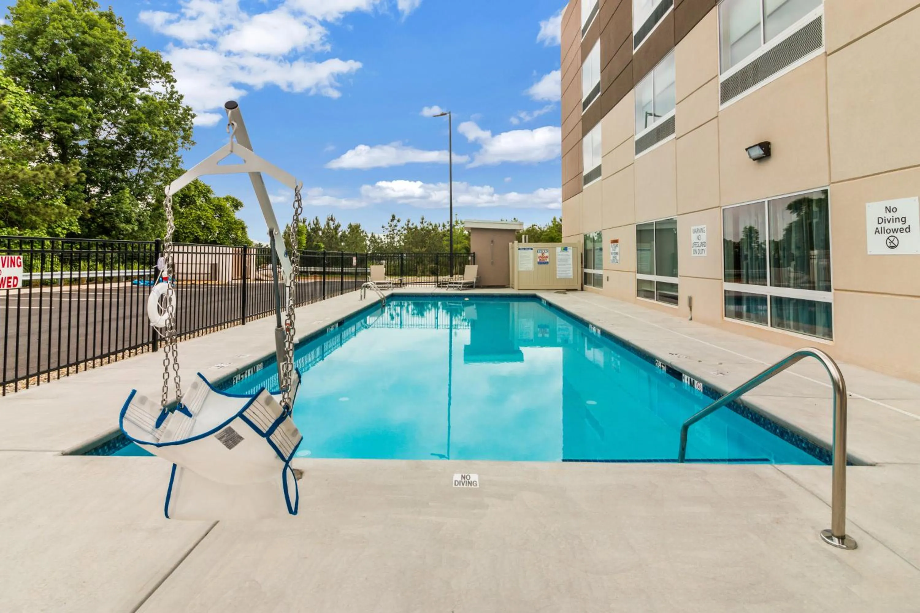 Swimming pool in Holiday Inn Express - Villa Rica by IHG