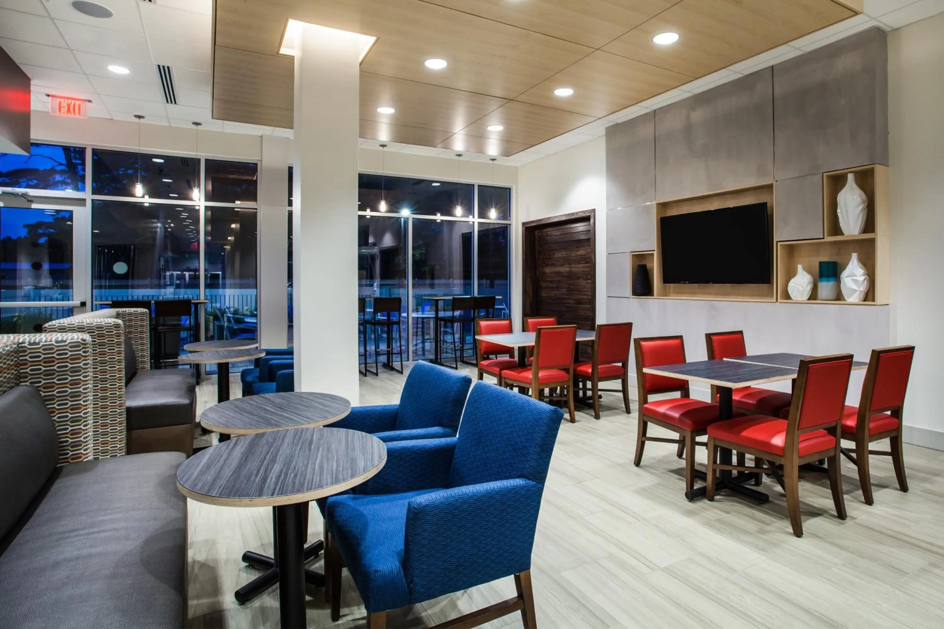 Breakfast in Holiday Inn Express Queensbury-Lake George Area by IHG