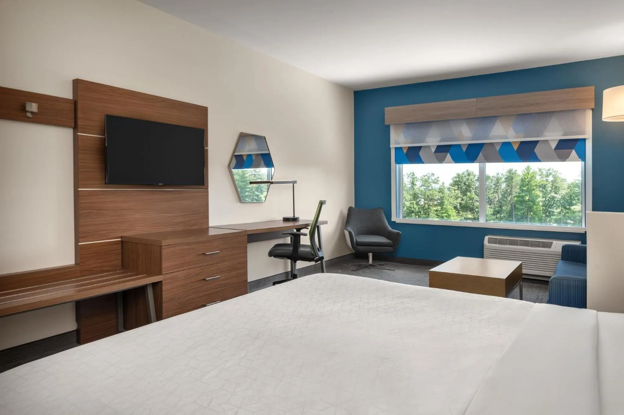 Photo of the whole room, Bed in Holiday Inn Express Queensbury-Lake George Area by IHG