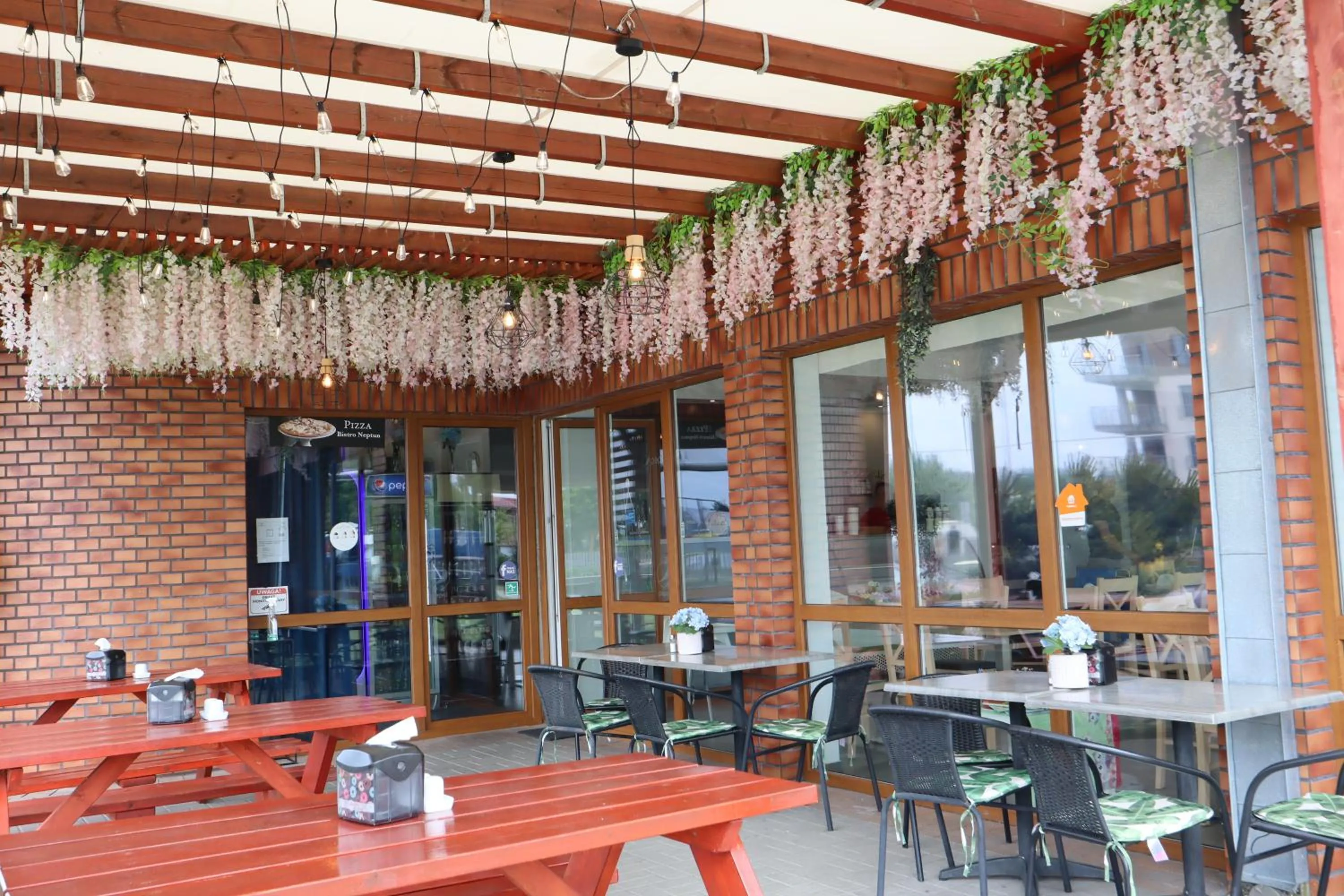 Restaurant/places to eat in Neptun