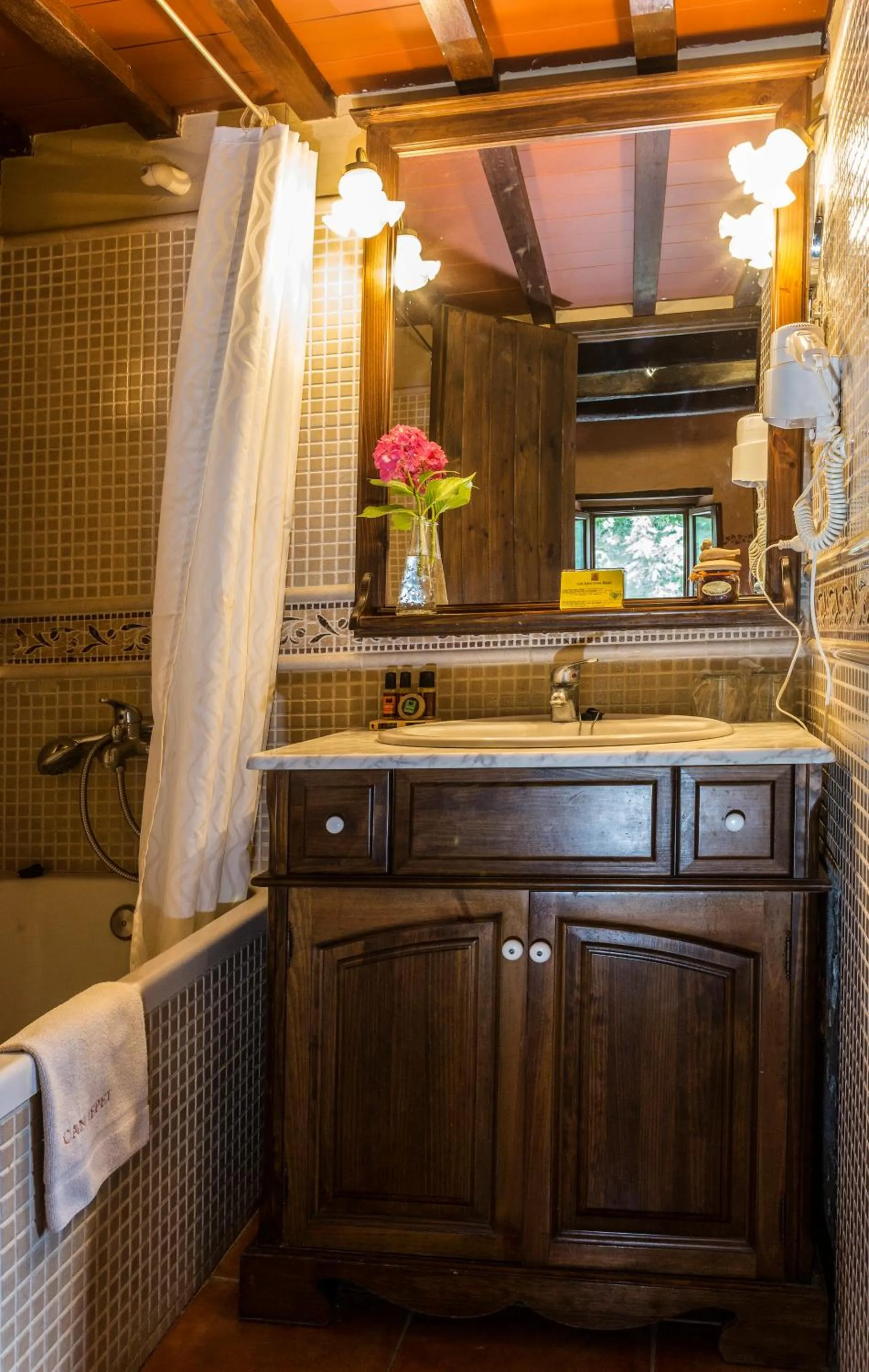 Bath in Casa rural Can Jepet