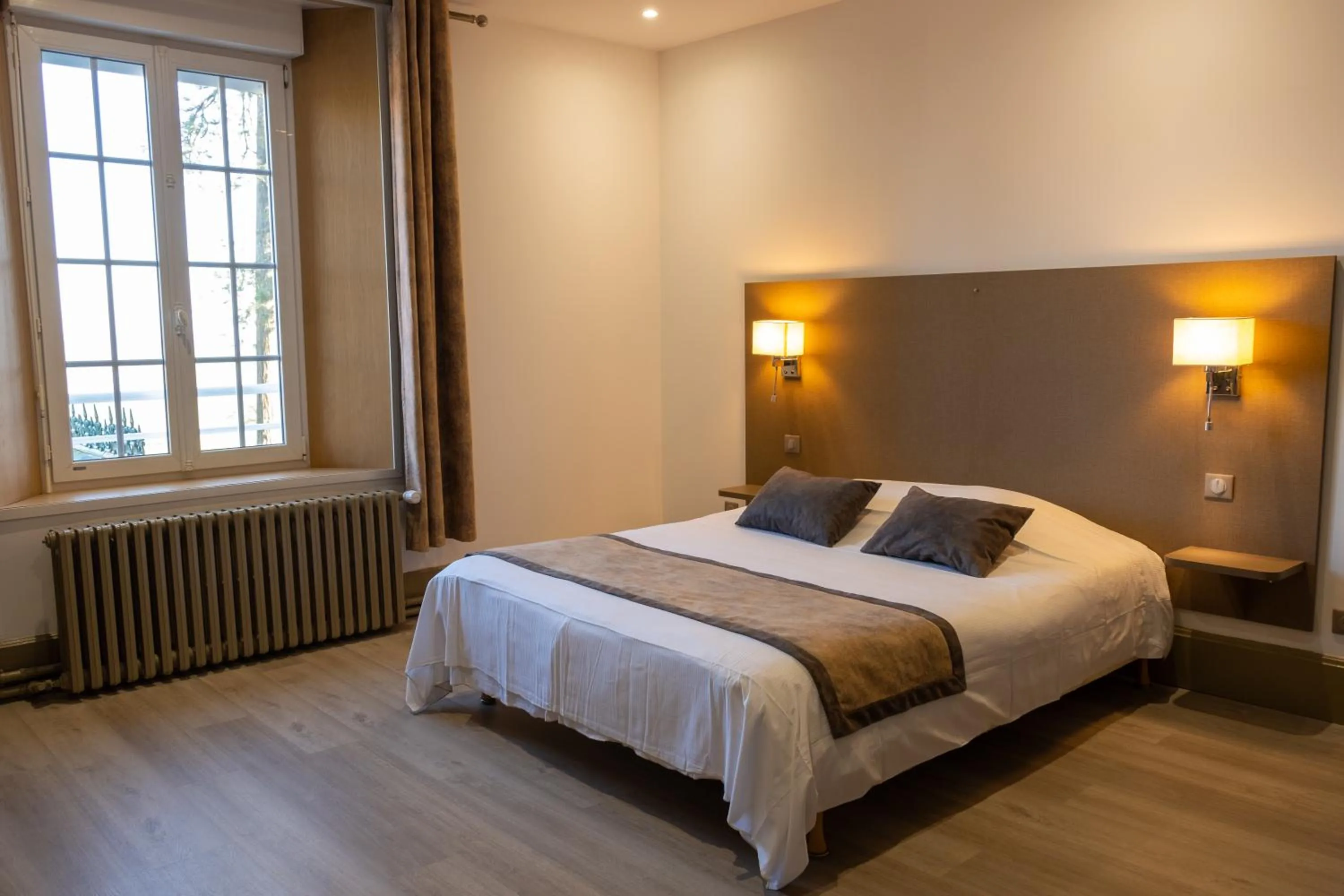 Property building, Bed in Logis - Hotel Restaurant La Sapinière