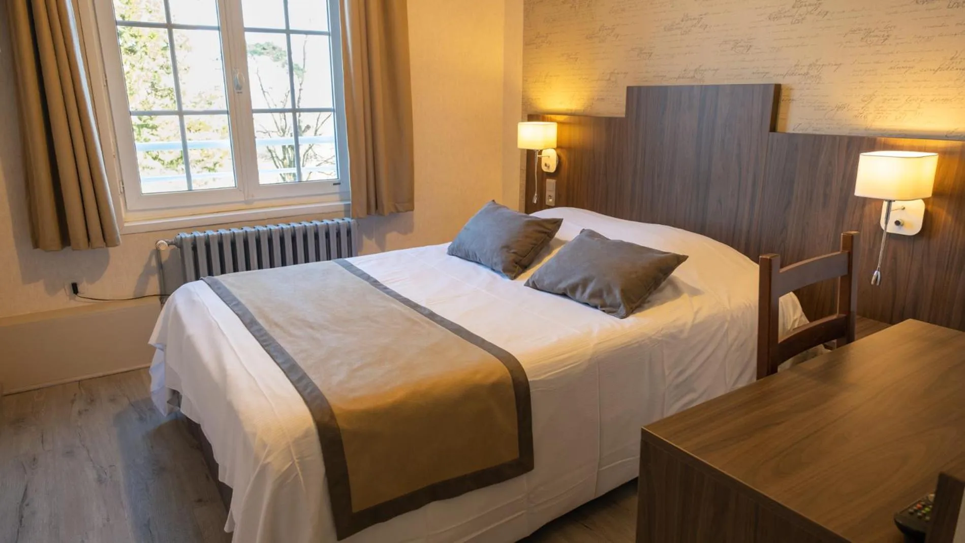 Bed in Logis - Hotel Restaurant La Sapinière