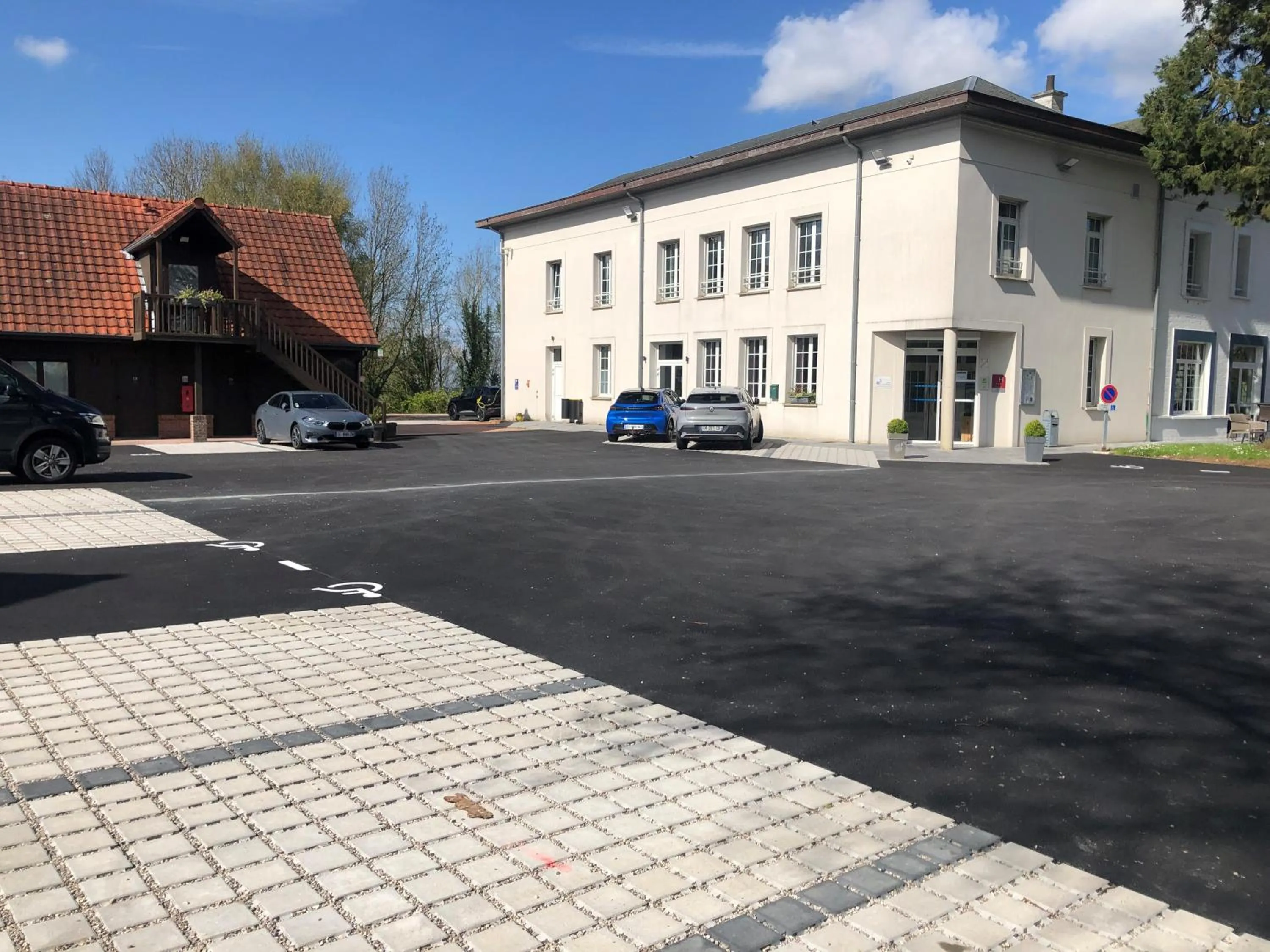 Property building in Logis - Hotel Restaurant La Sapinière