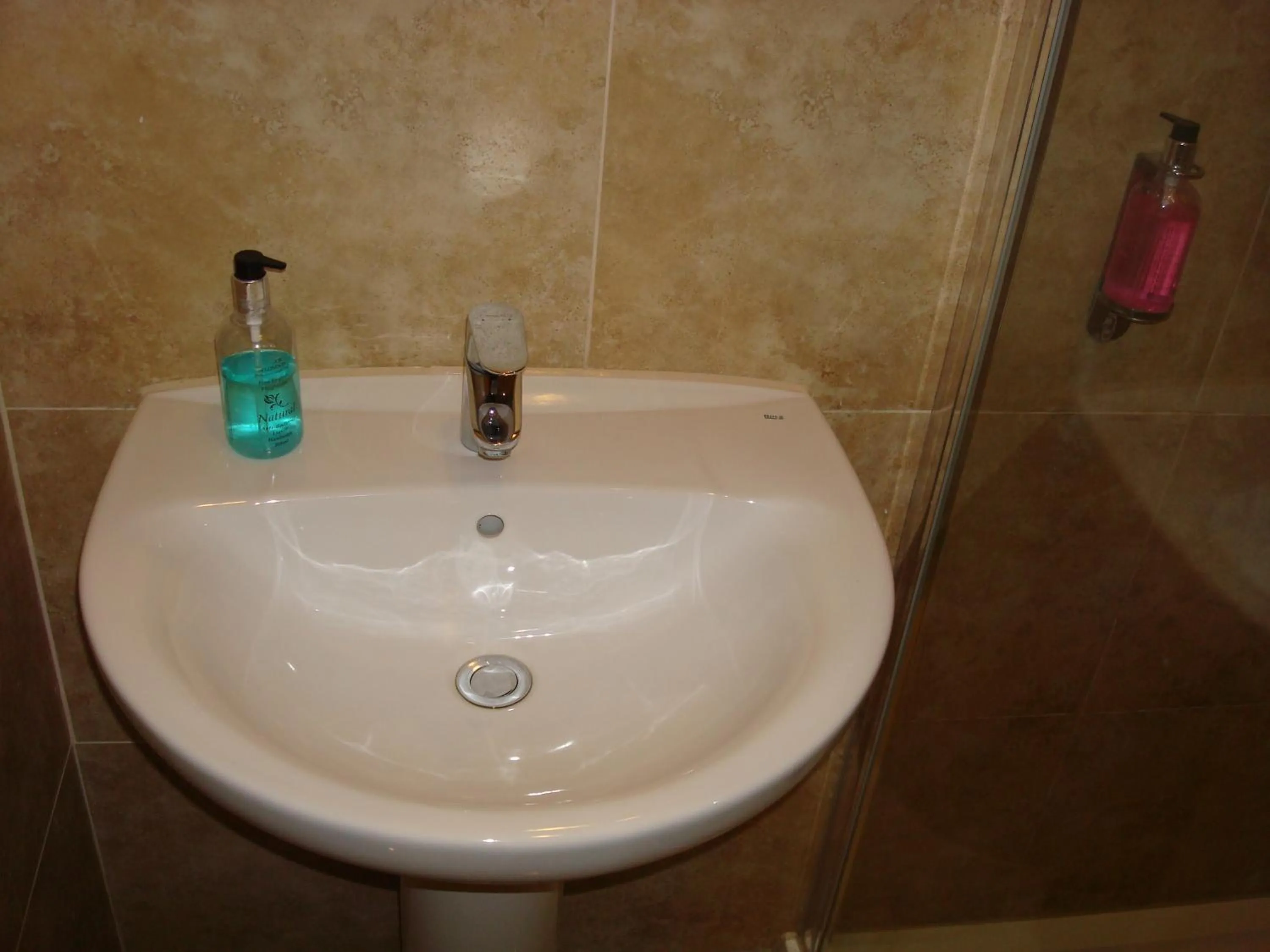 Bathroom in Forest Gate Hotel - Free Parking limited spaces