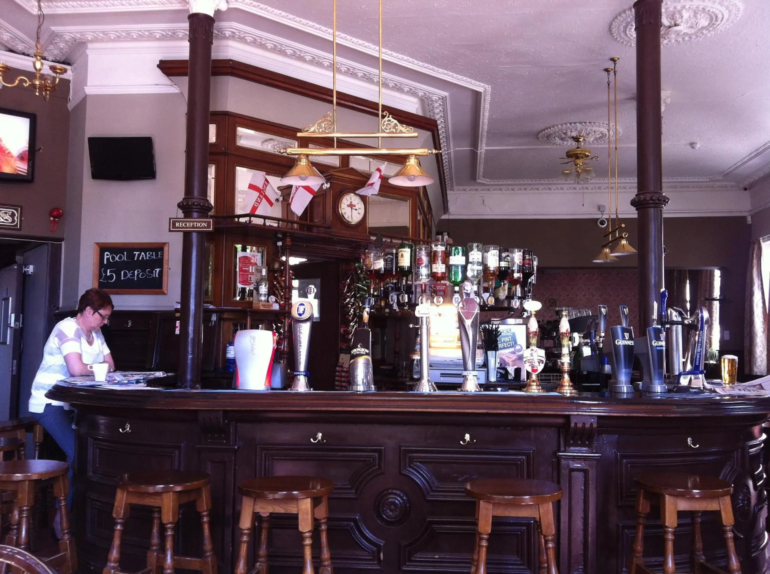 Lounge or bar in Forest Gate Hotel - Free Parking limited spaces