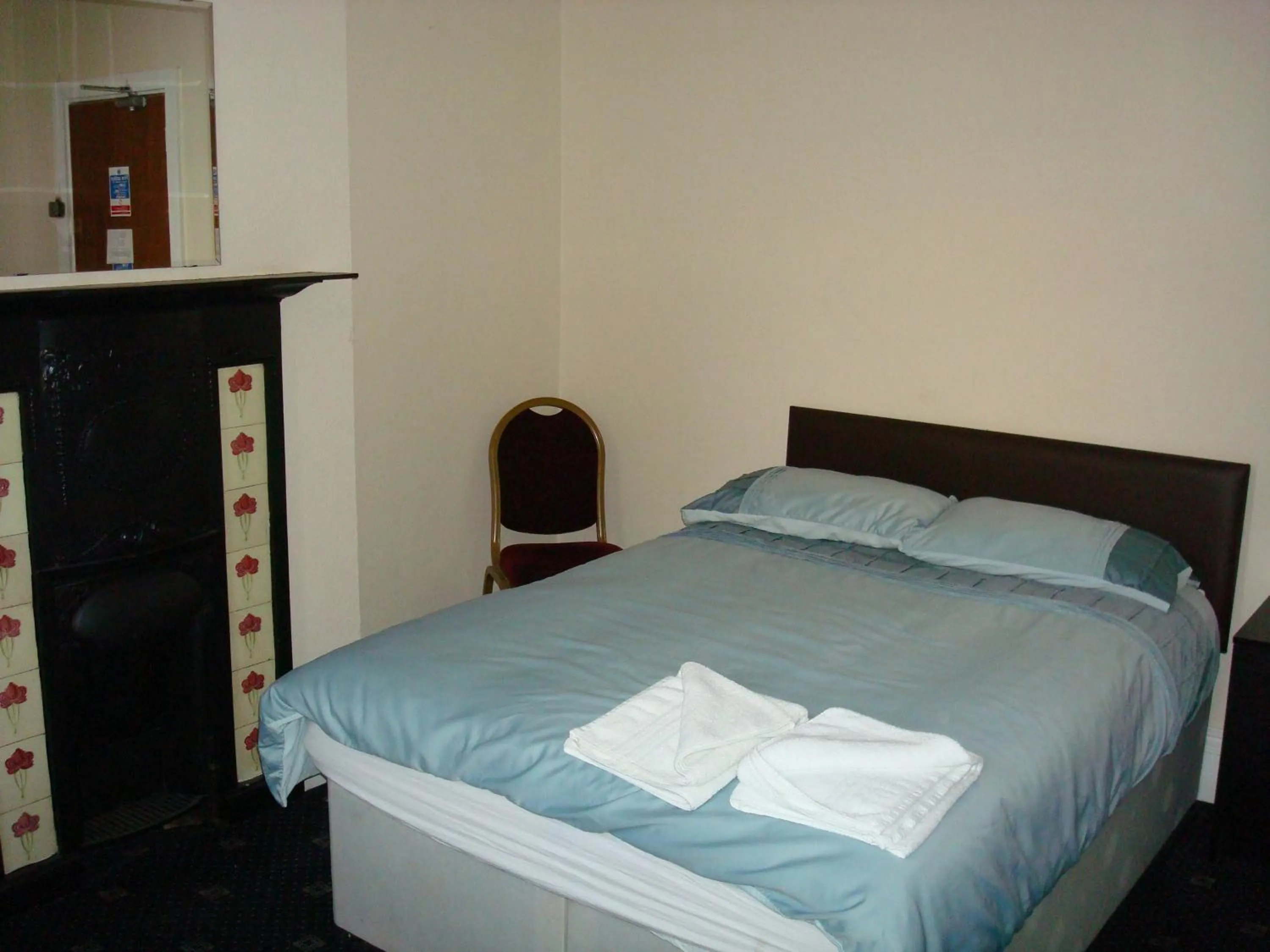 Bedroom, Bed in Forest Gate Hotel - Free Parking limited spaces