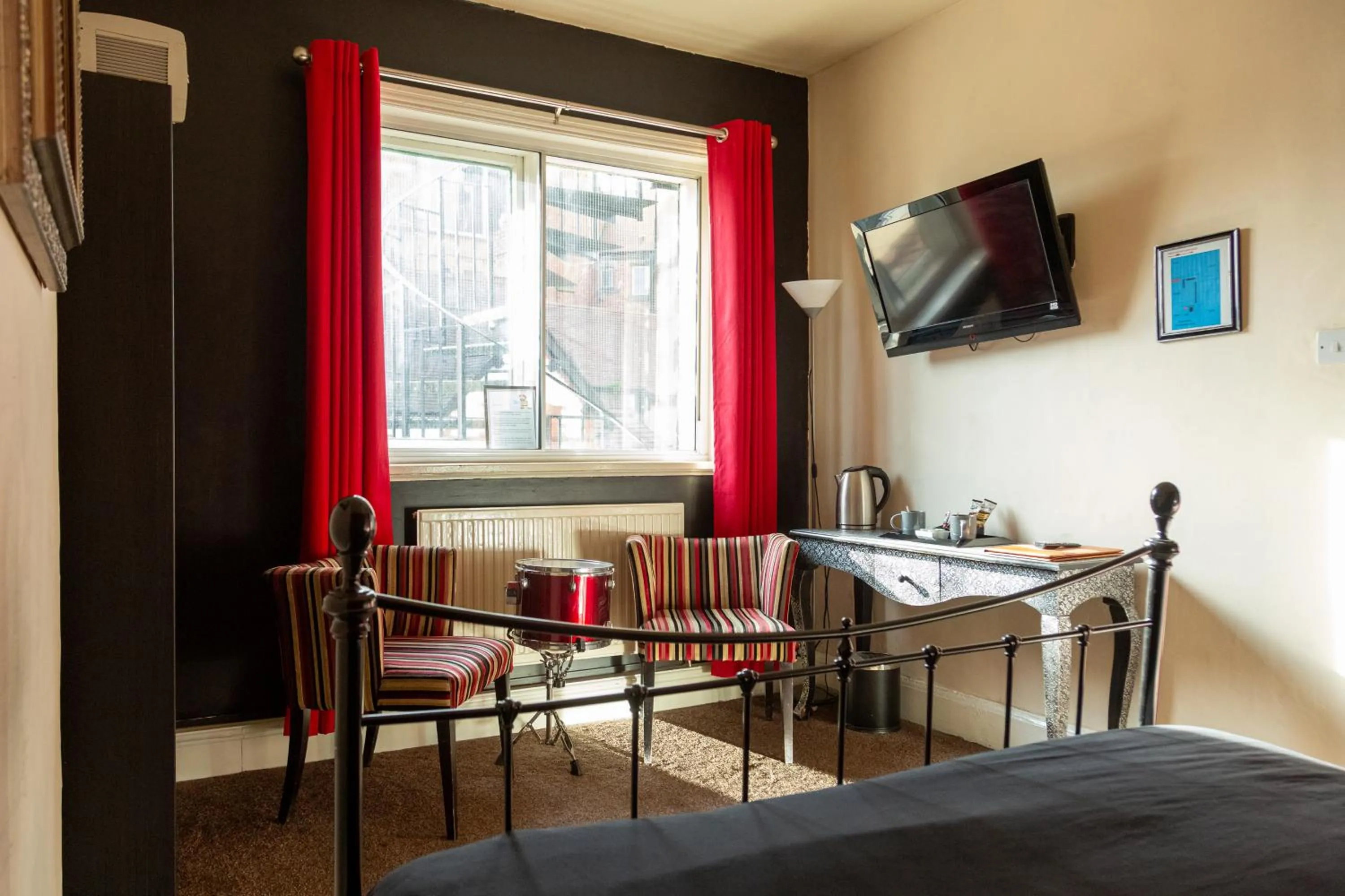 Bedroom, Bed in The Saddle Inn