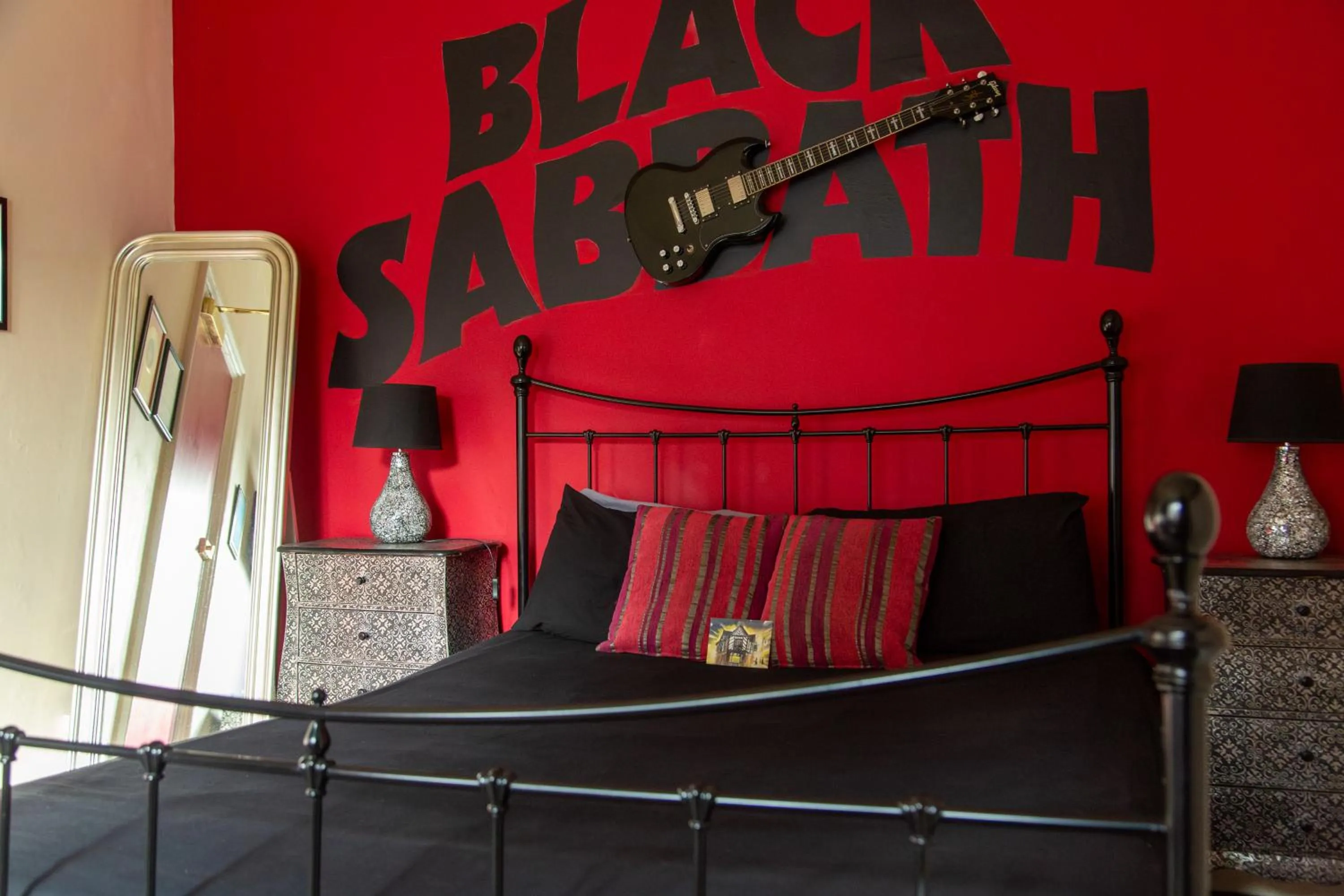 Bedroom, Bed in The Saddle Inn