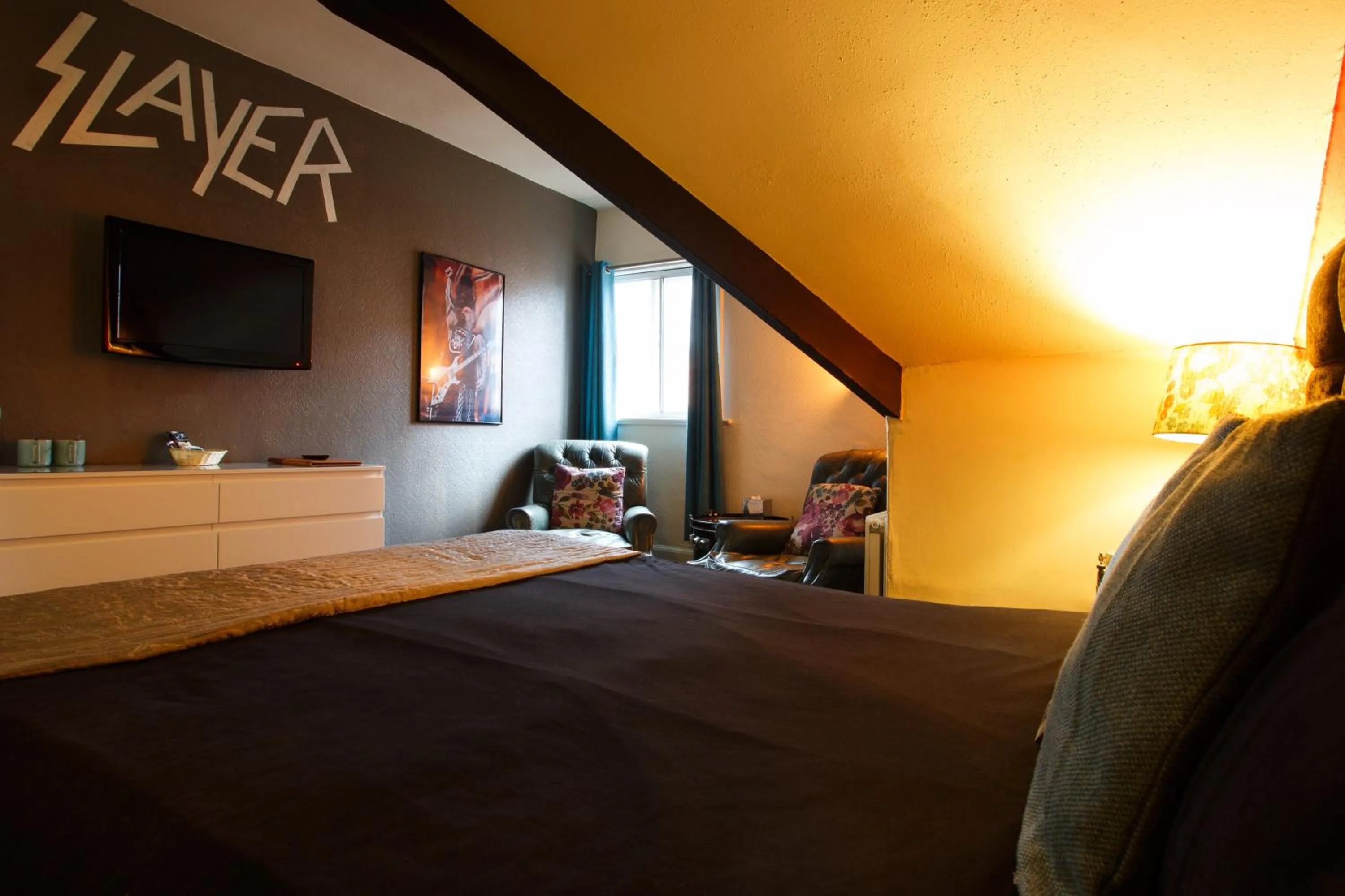 Bedroom, Bed in The Saddle Inn