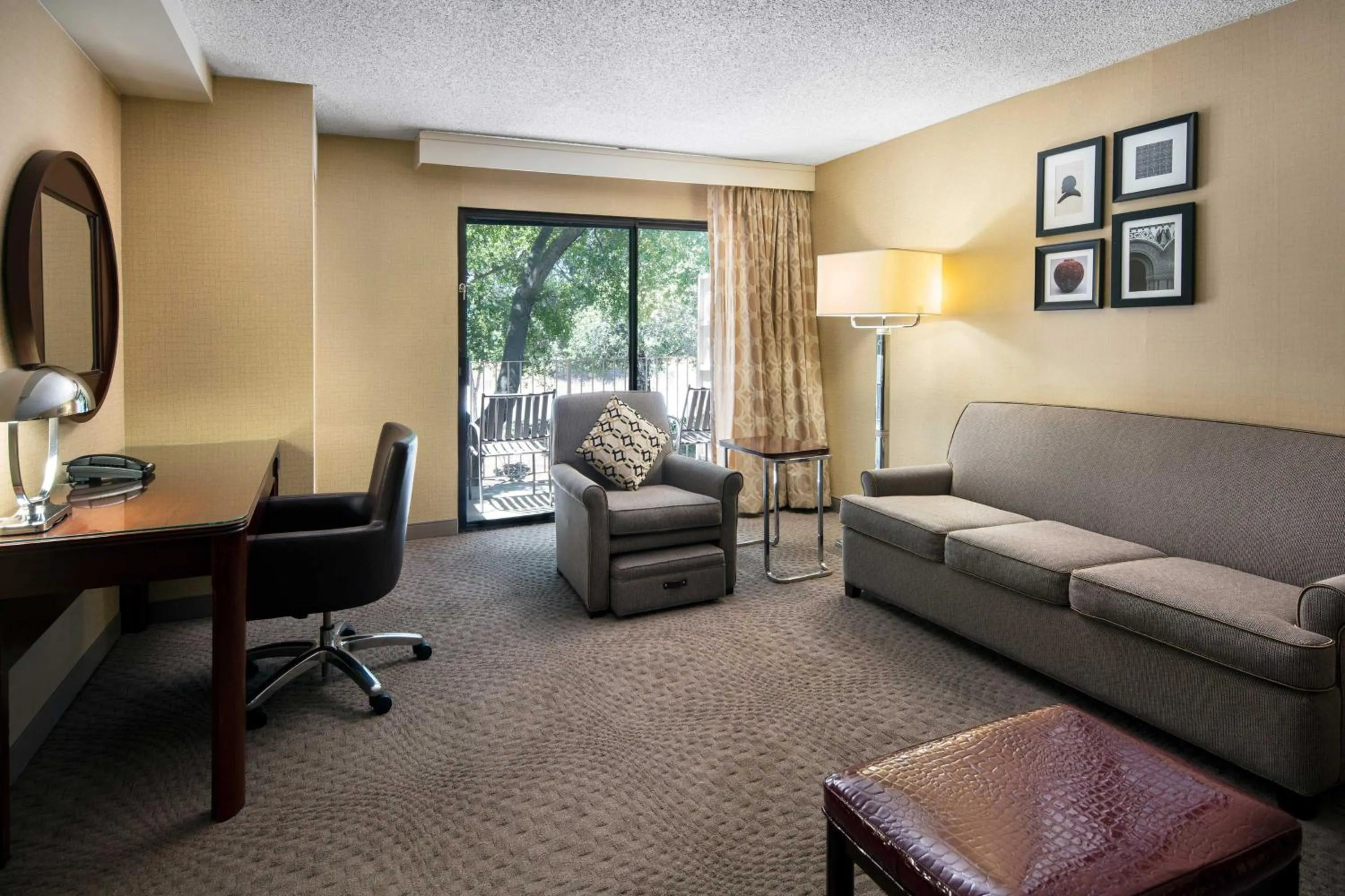 Living room in Sheraton Palo Alto Hotel
