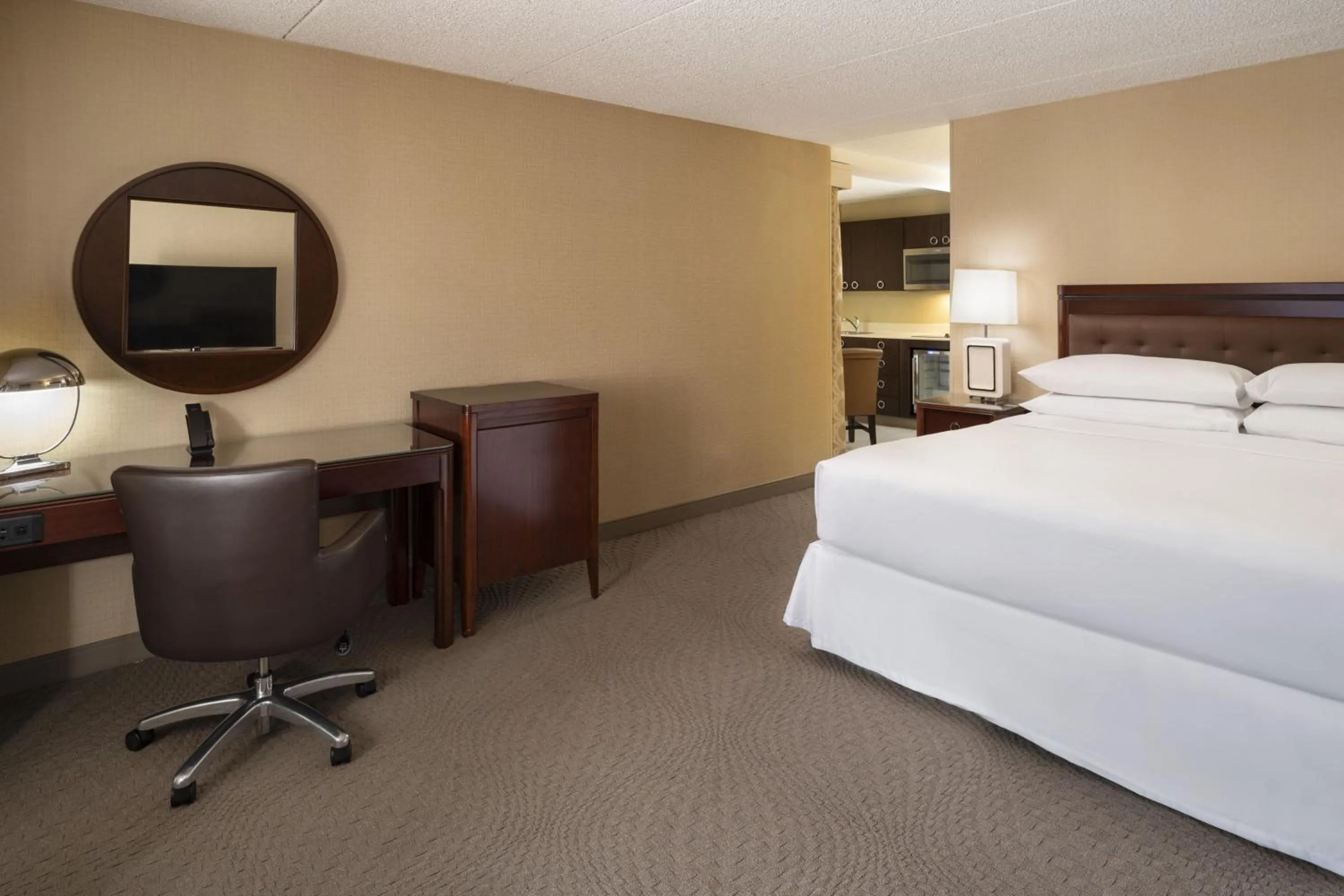 Kitchen or kitchenette, Bed in Sheraton Palo Alto Hotel