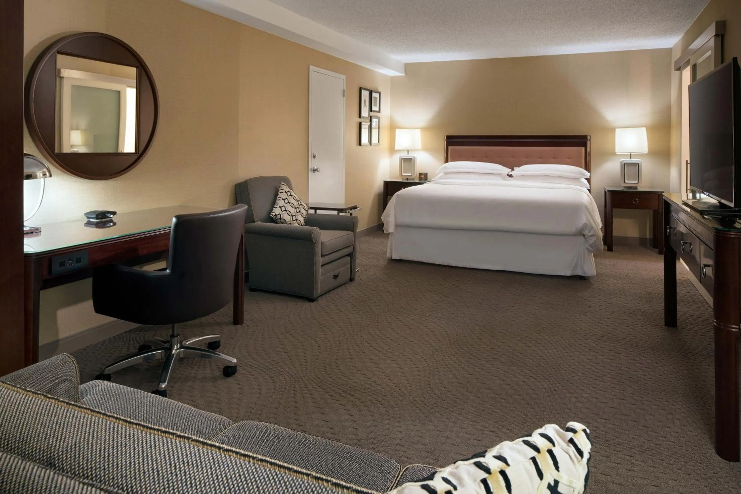 Photo of the whole room, Bed in Sheraton Palo Alto Hotel