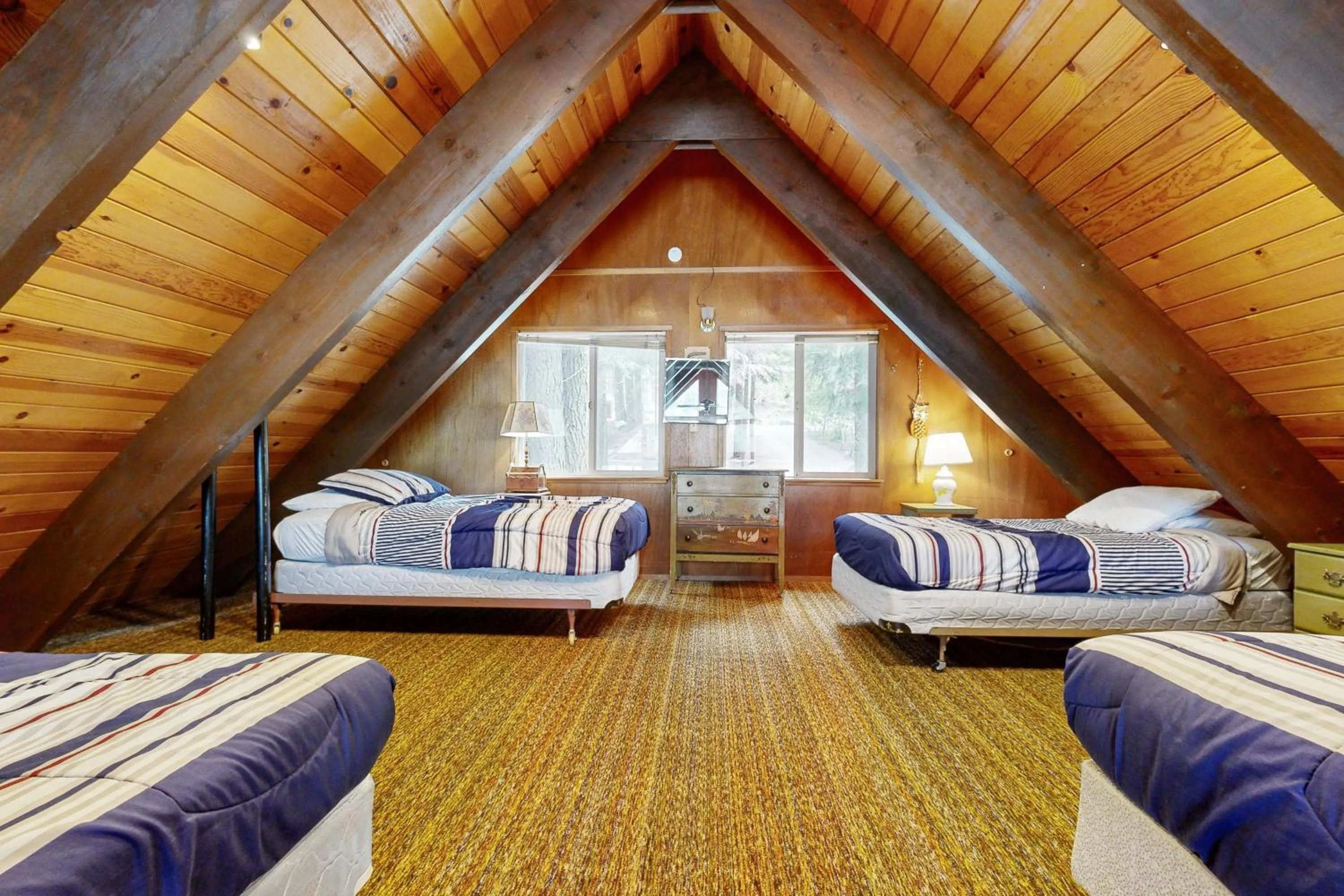 Bed in Donner Lakefront Retreat