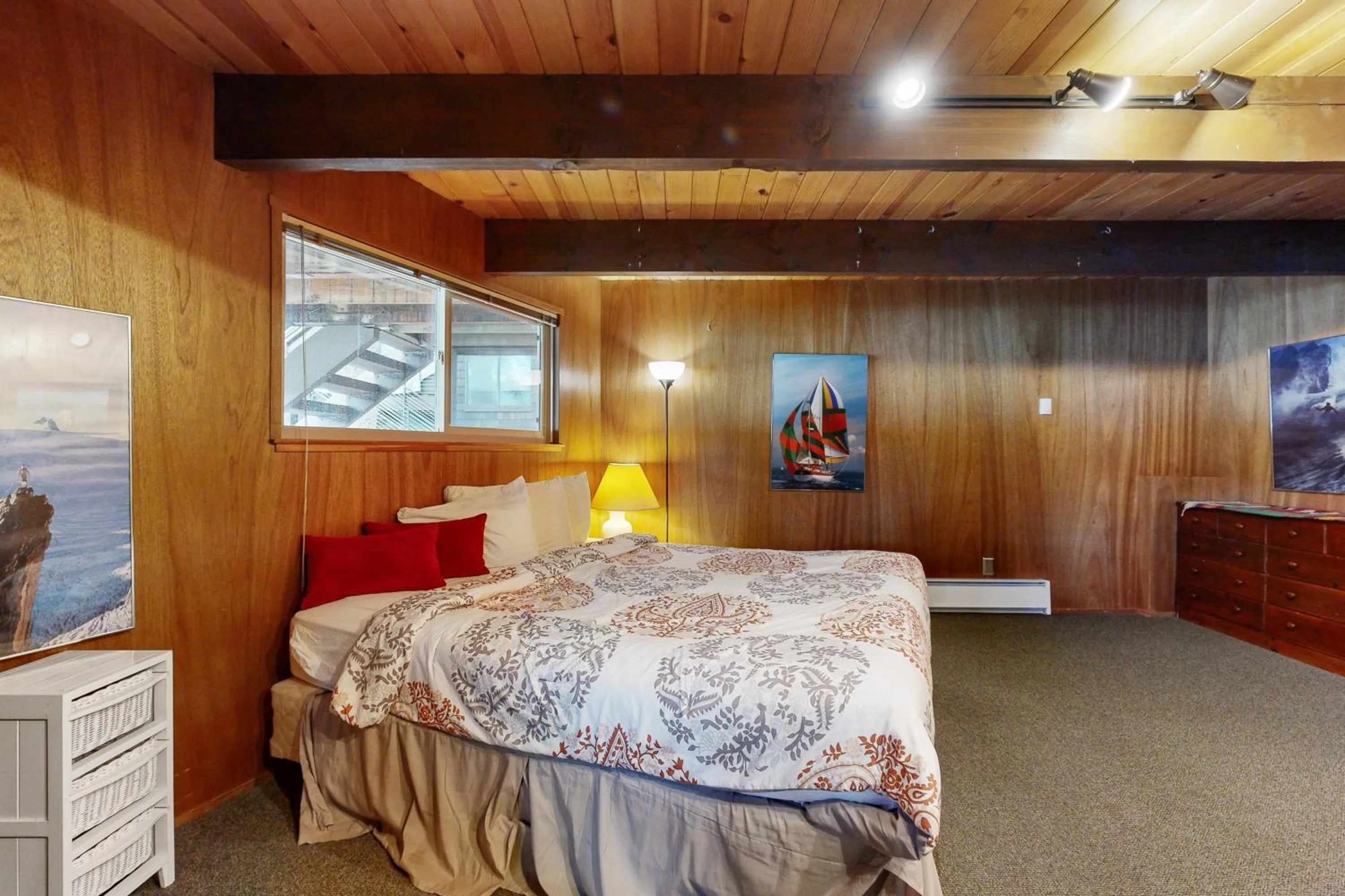 Bed in Donner Lakefront Retreat