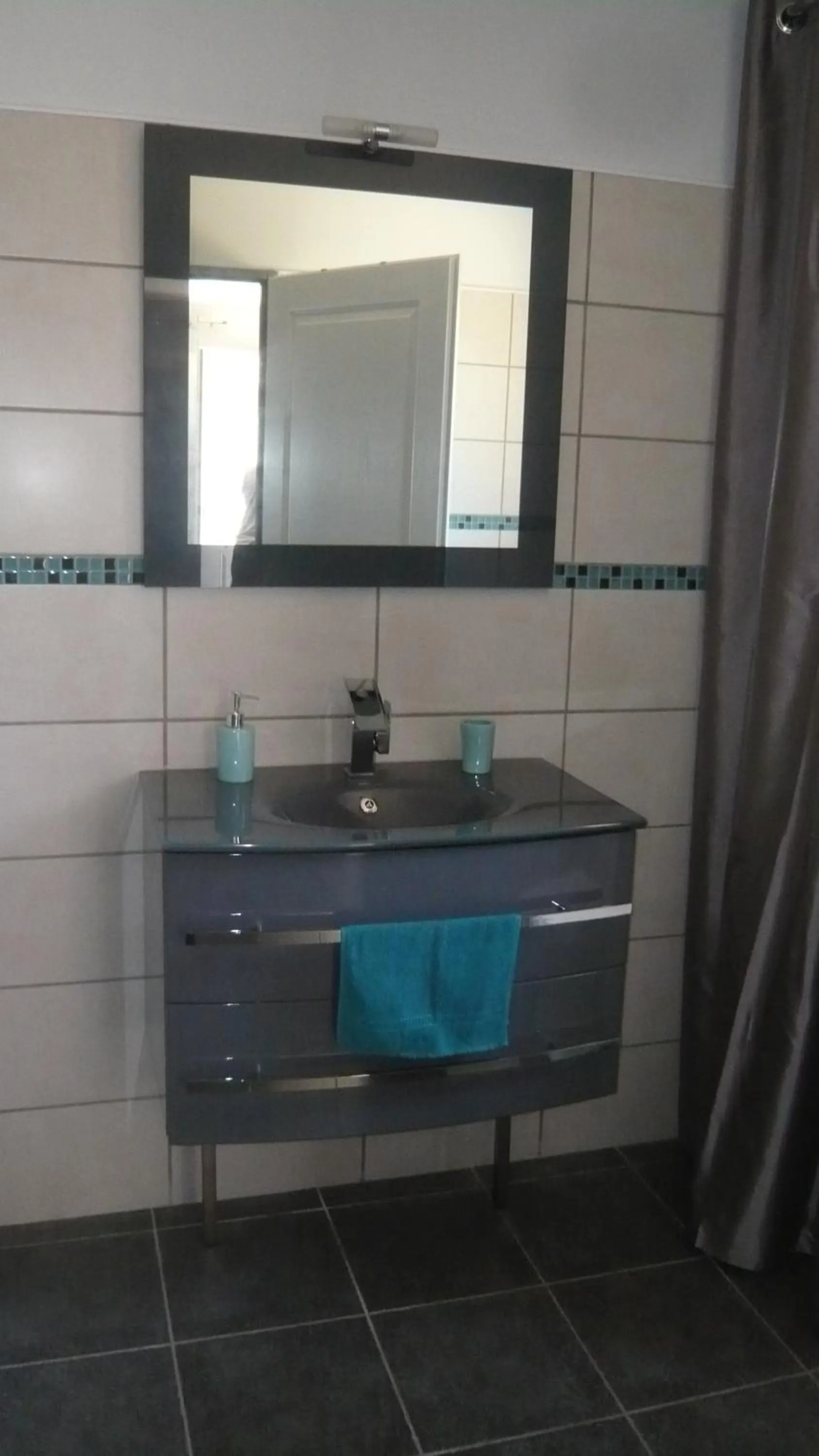 Bathroom in Chambres d'hôtes, B&B climatisées LA BORRELLIENNE