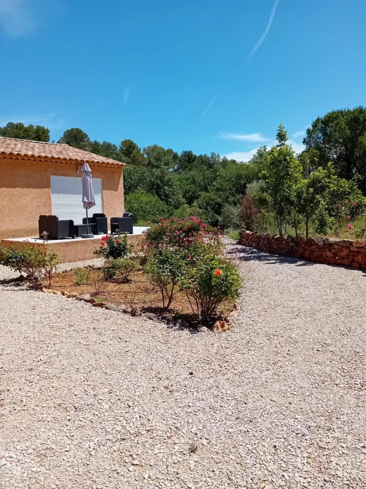 Garden view in Chambres d'hôtes, B&B climatisées LA BORRELLIENNE