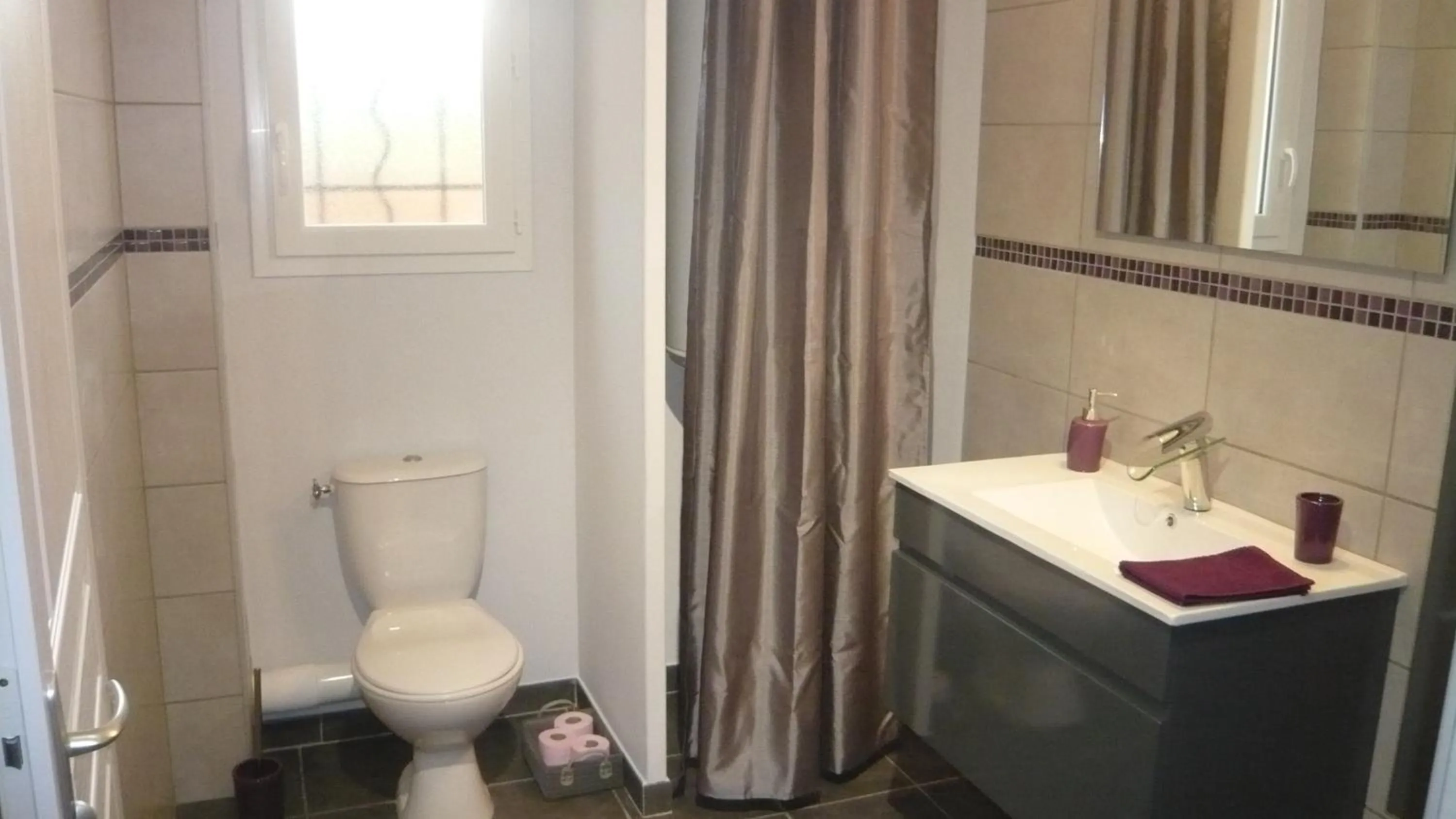 Bathroom in Chambres d'hôtes, B&B climatisées LA BORRELLIENNE