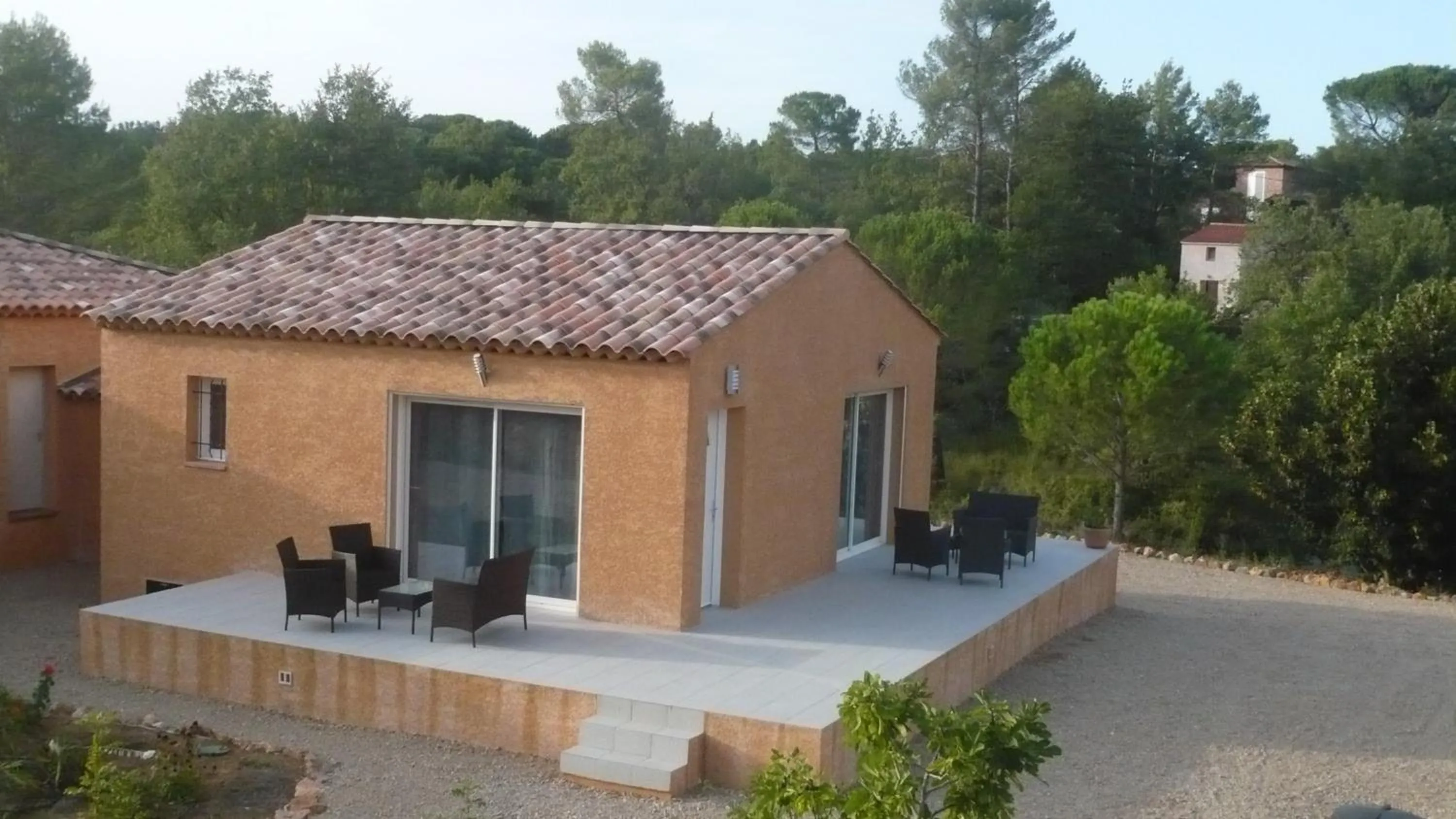 Garden view in Chambres d'hôtes, B&B climatisées LA BORRELLIENNE