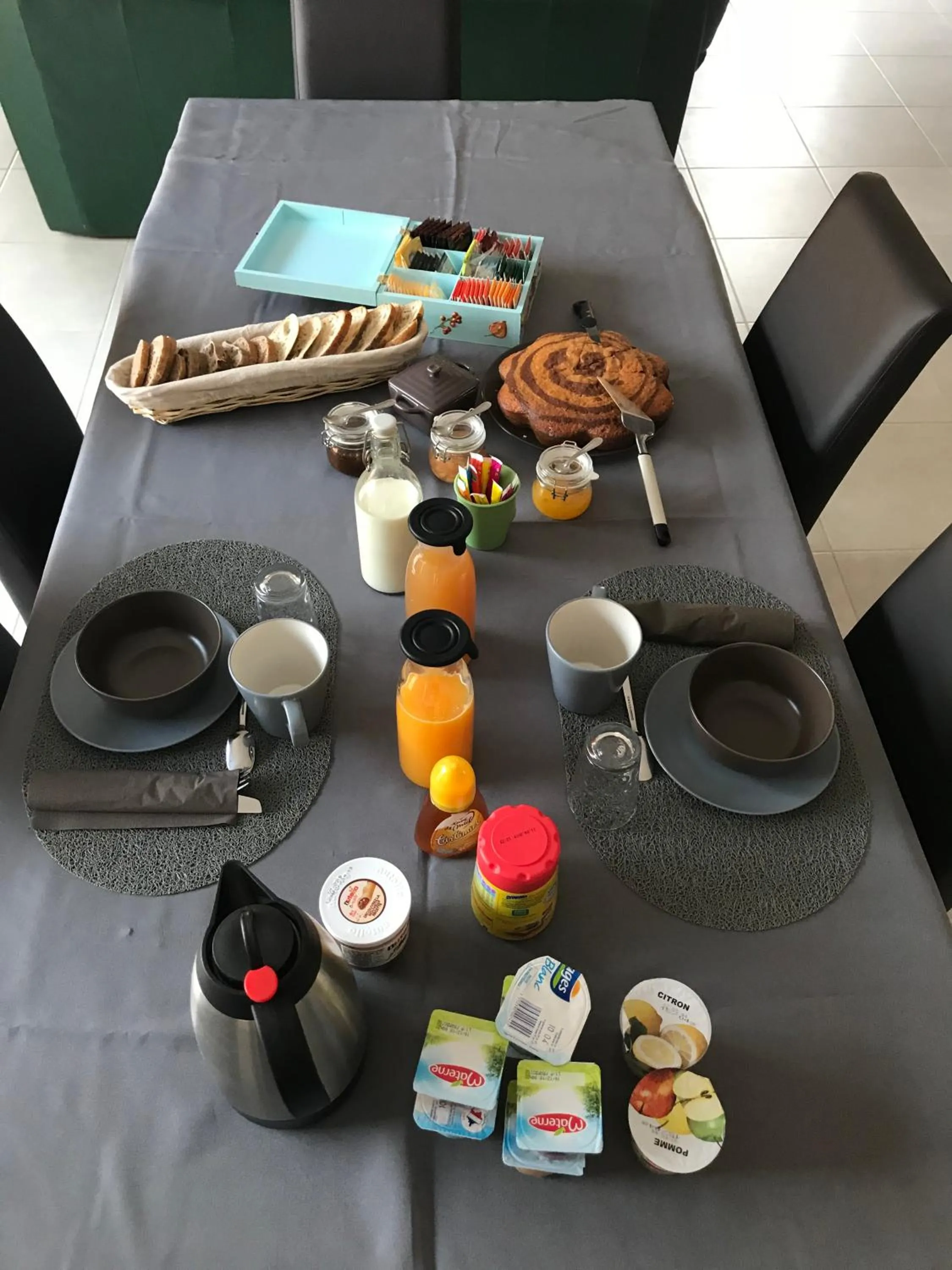 Food and drinks in Chambres d'hôtes, B&B climatisées LA BORRELLIENNE