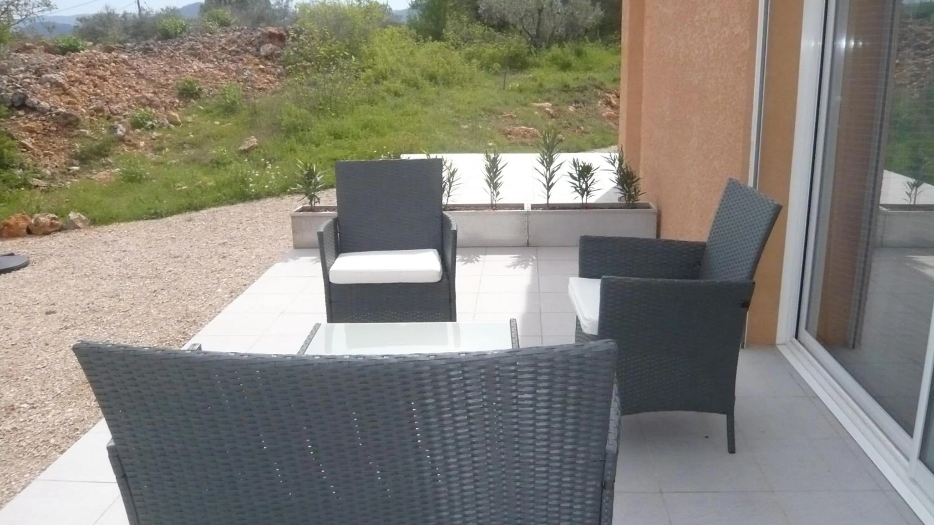 Garden view in Chambres d'hôtes, B&B climatisées LA BORRELLIENNE