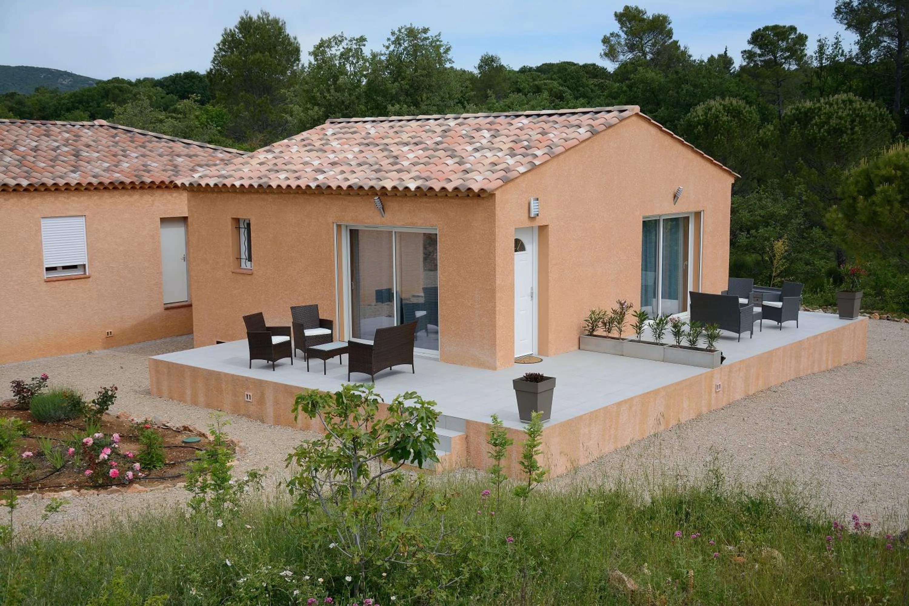 Garden view in Chambres d'hôtes, B&B climatisées LA BORRELLIENNE