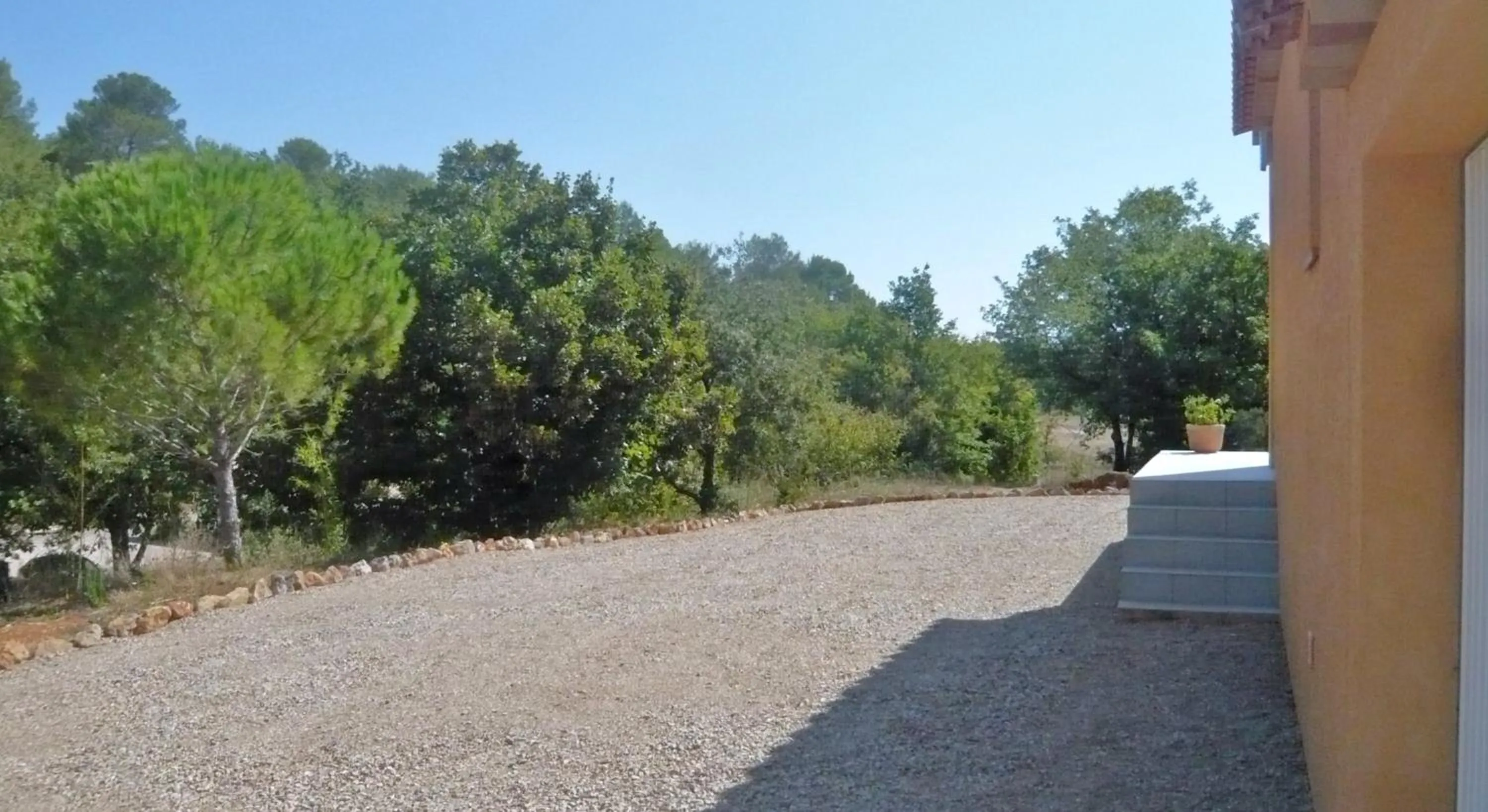 Facade/entrance in Chambres d'hôtes, B&B climatisées LA BORRELLIENNE