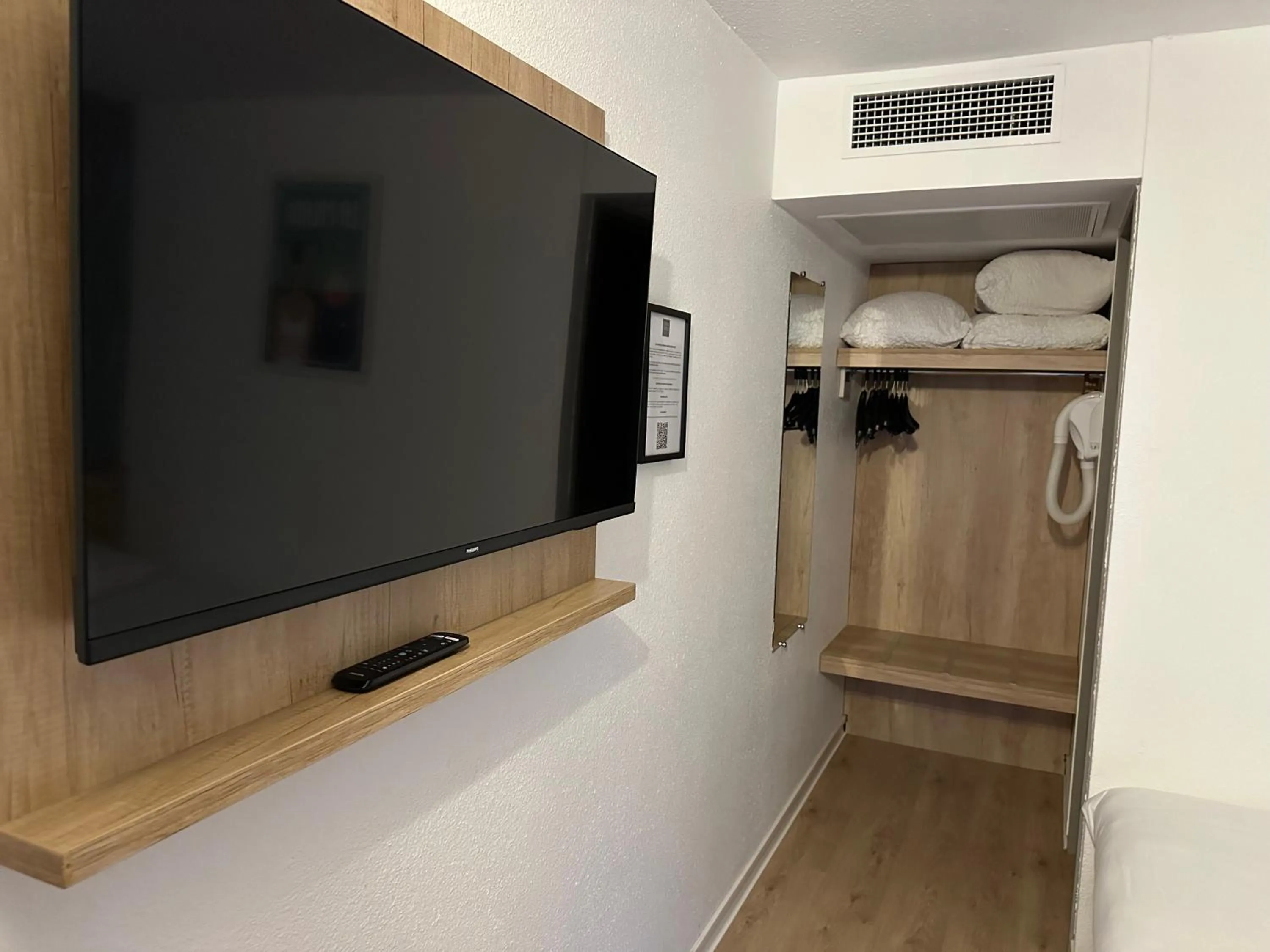 Bedroom in Ostal Pau Universite - Sure Hotel Collection by Best Western