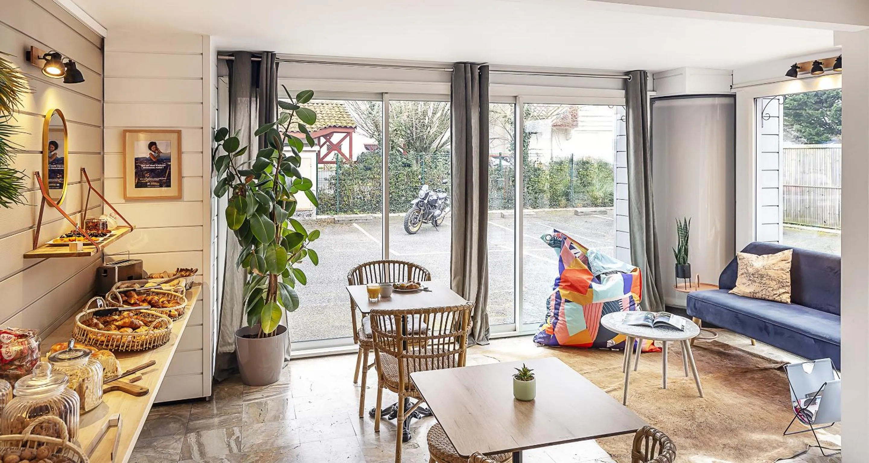 Breakfast in Ostal Pau Universite - Sure Hotel Collection by Best Western