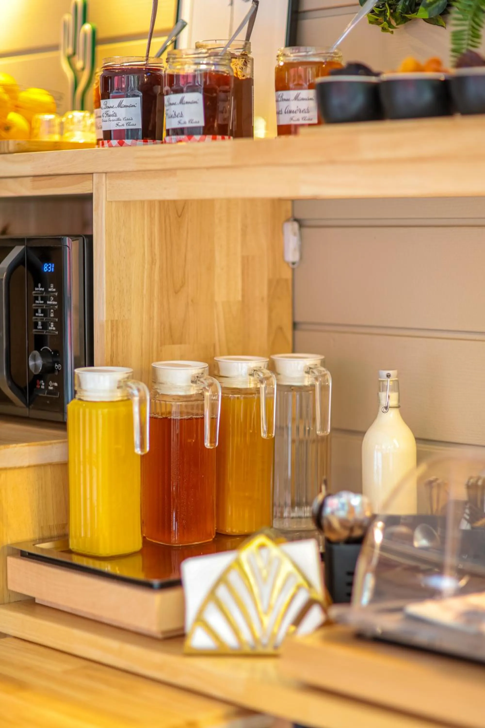 Breakfast in Ostal Pau Universite - Sure Hotel Collection by Best Western