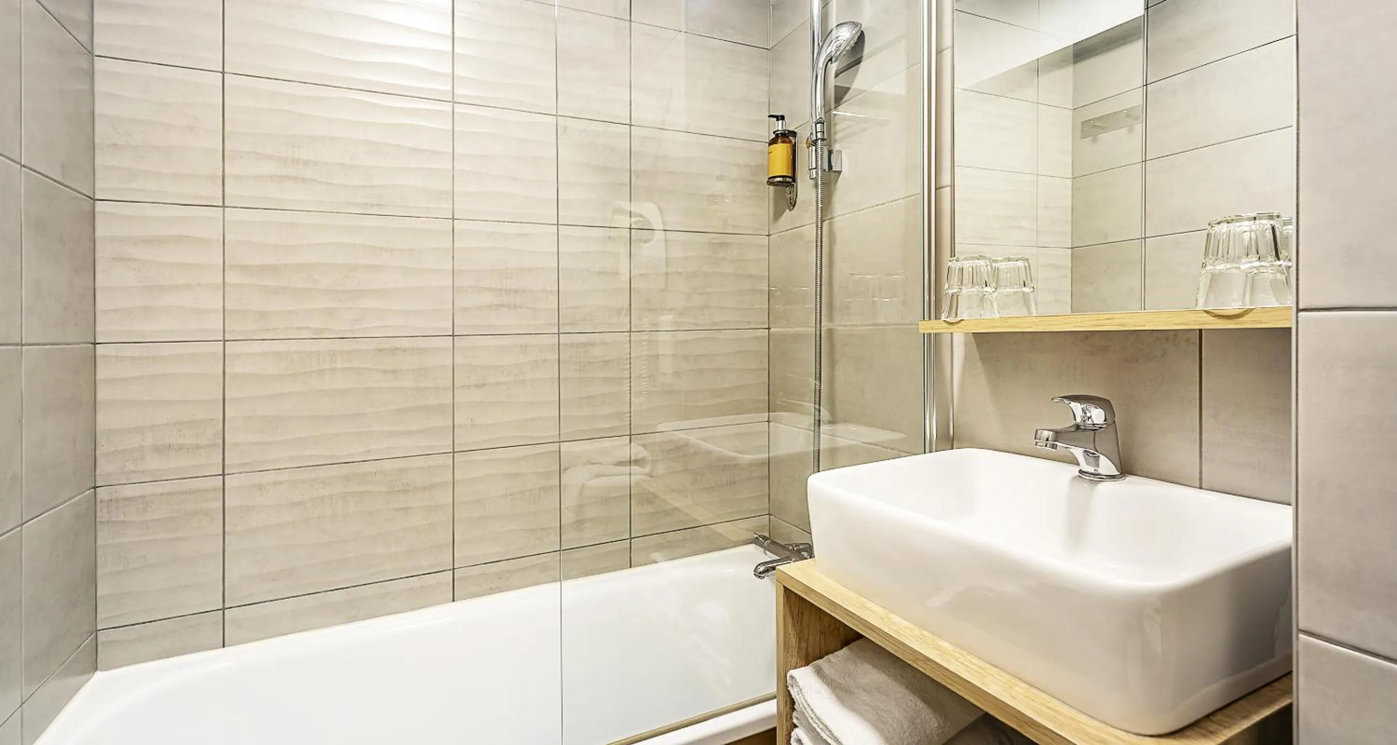 Shower in Ostal Pau Universite - Sure Hotel Collection by Best Western