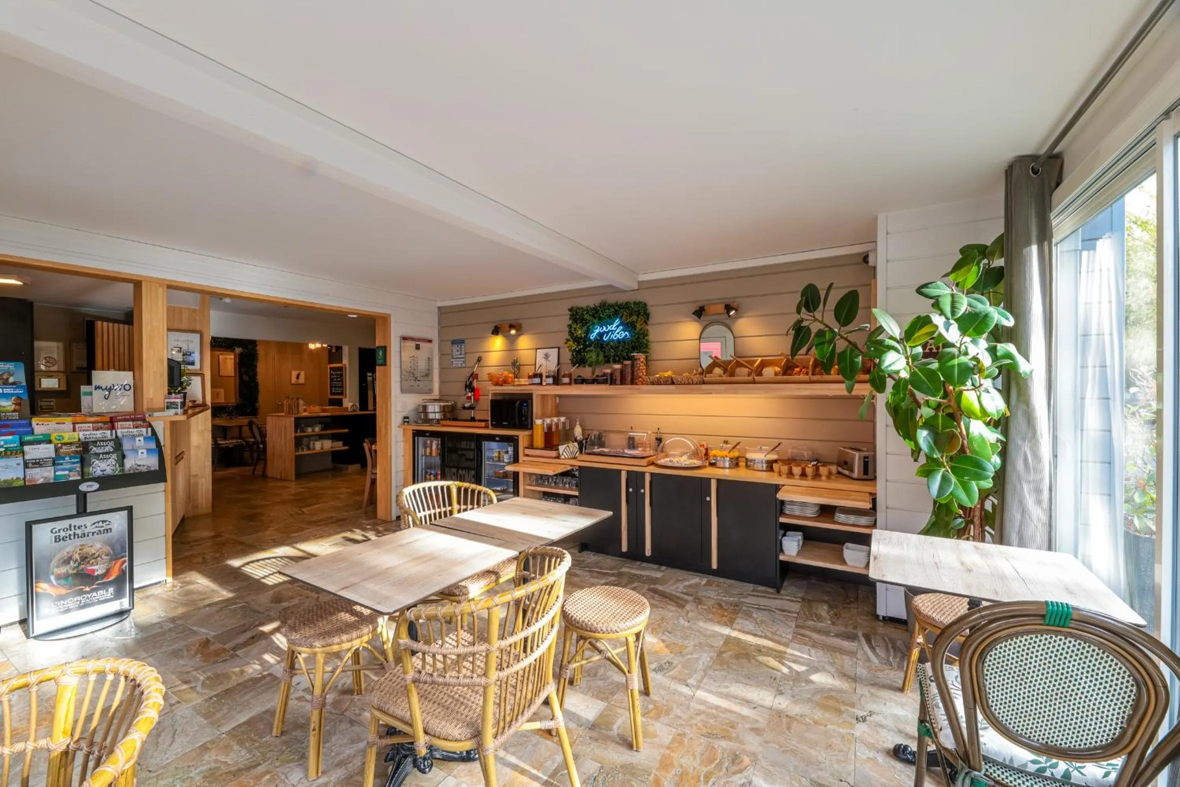 Breakfast in Ostal Pau Universite - Sure Hotel Collection by Best Western