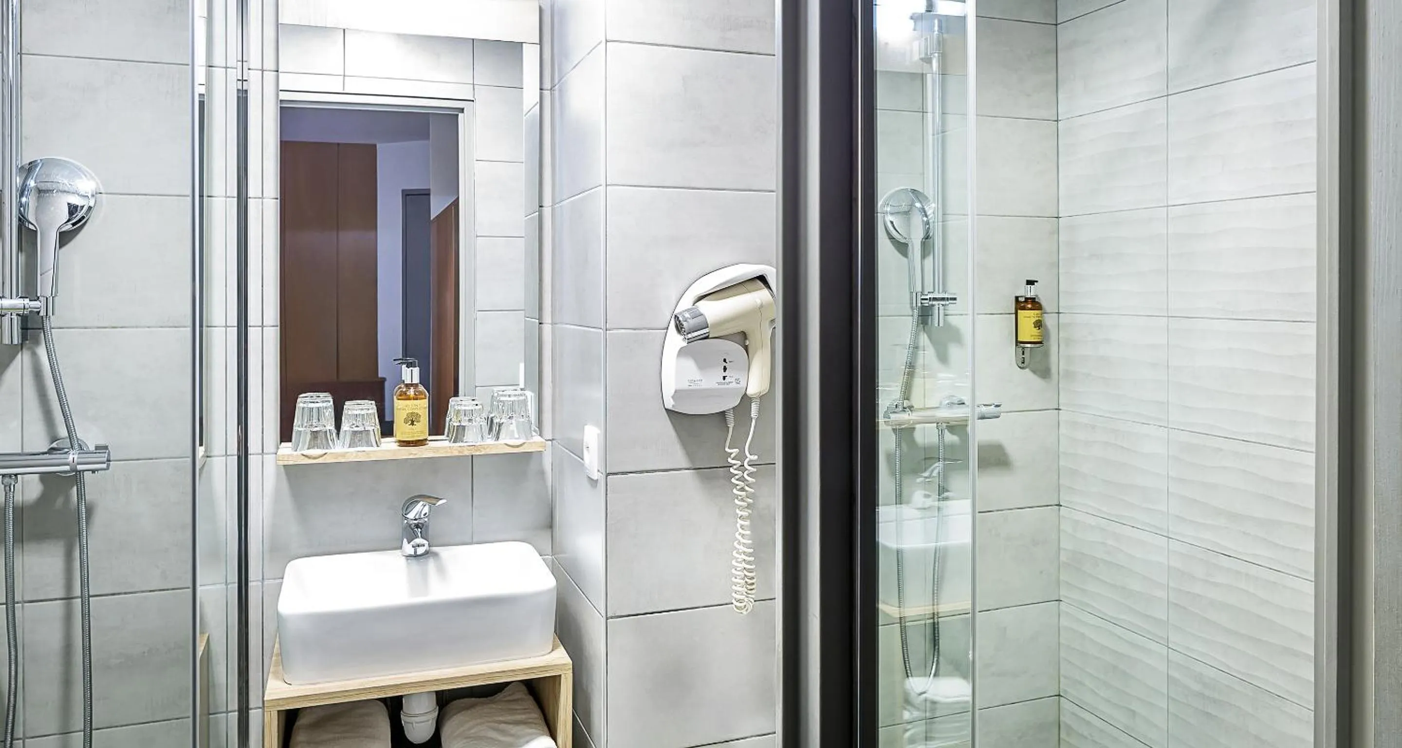 Shower in Ostal Pau Universite - Sure Hotel Collection by Best Western