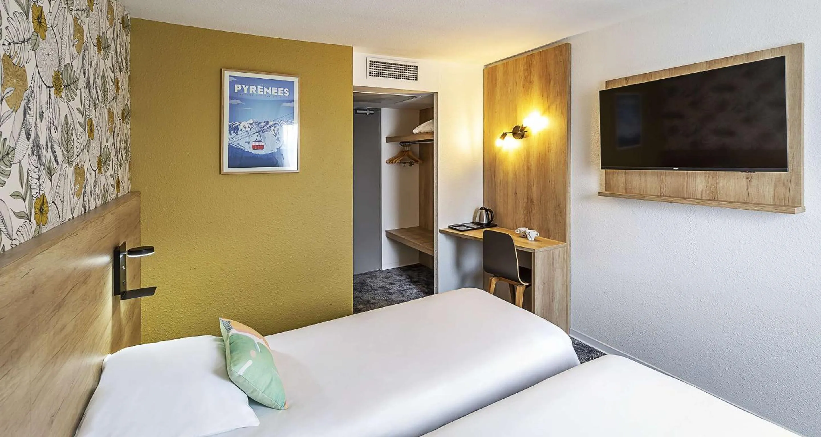 Bedroom, Bed in Ostal Pau Universite - Sure Hotel Collection by Best Western