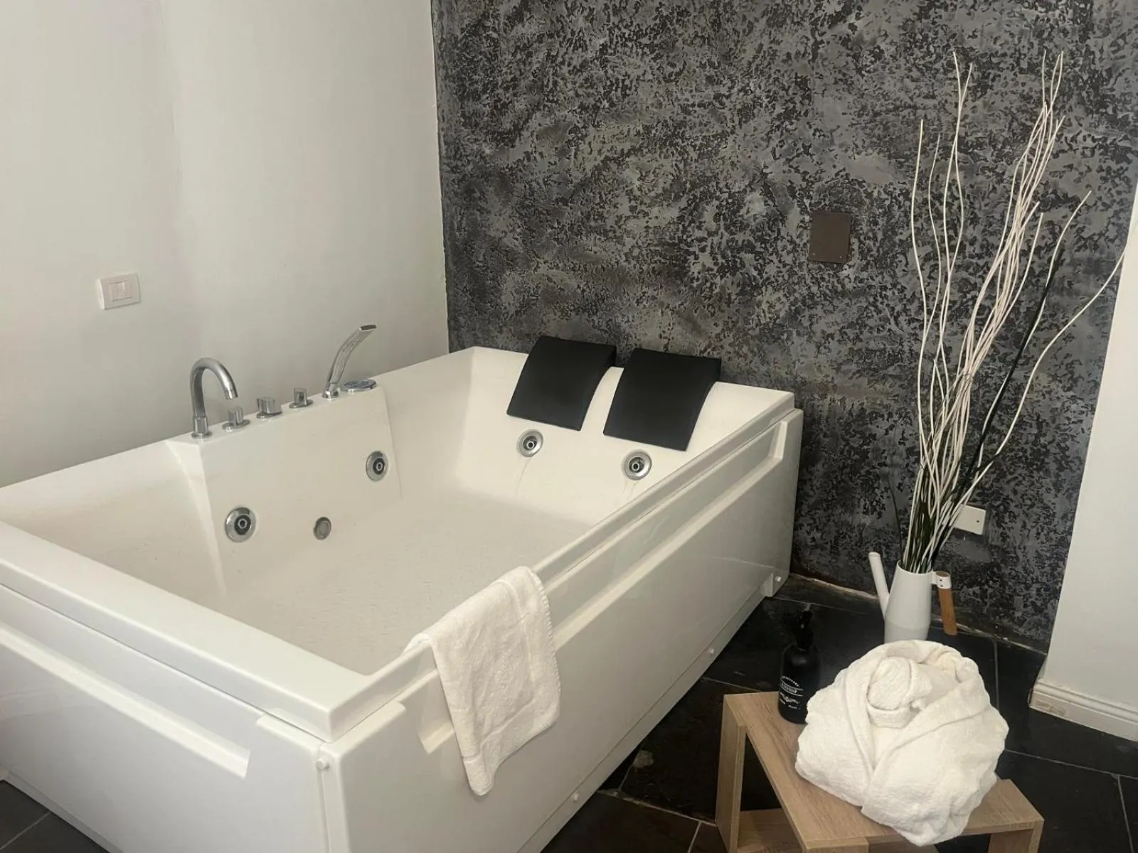 Hot Tub in Hotel Terme Neronensis