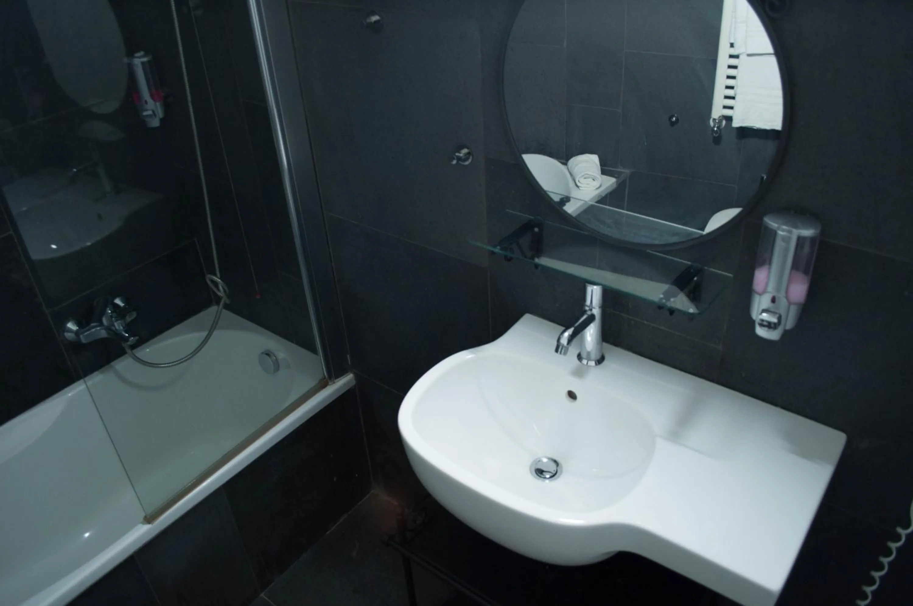 Bathroom in Hotel Terme Neronensis