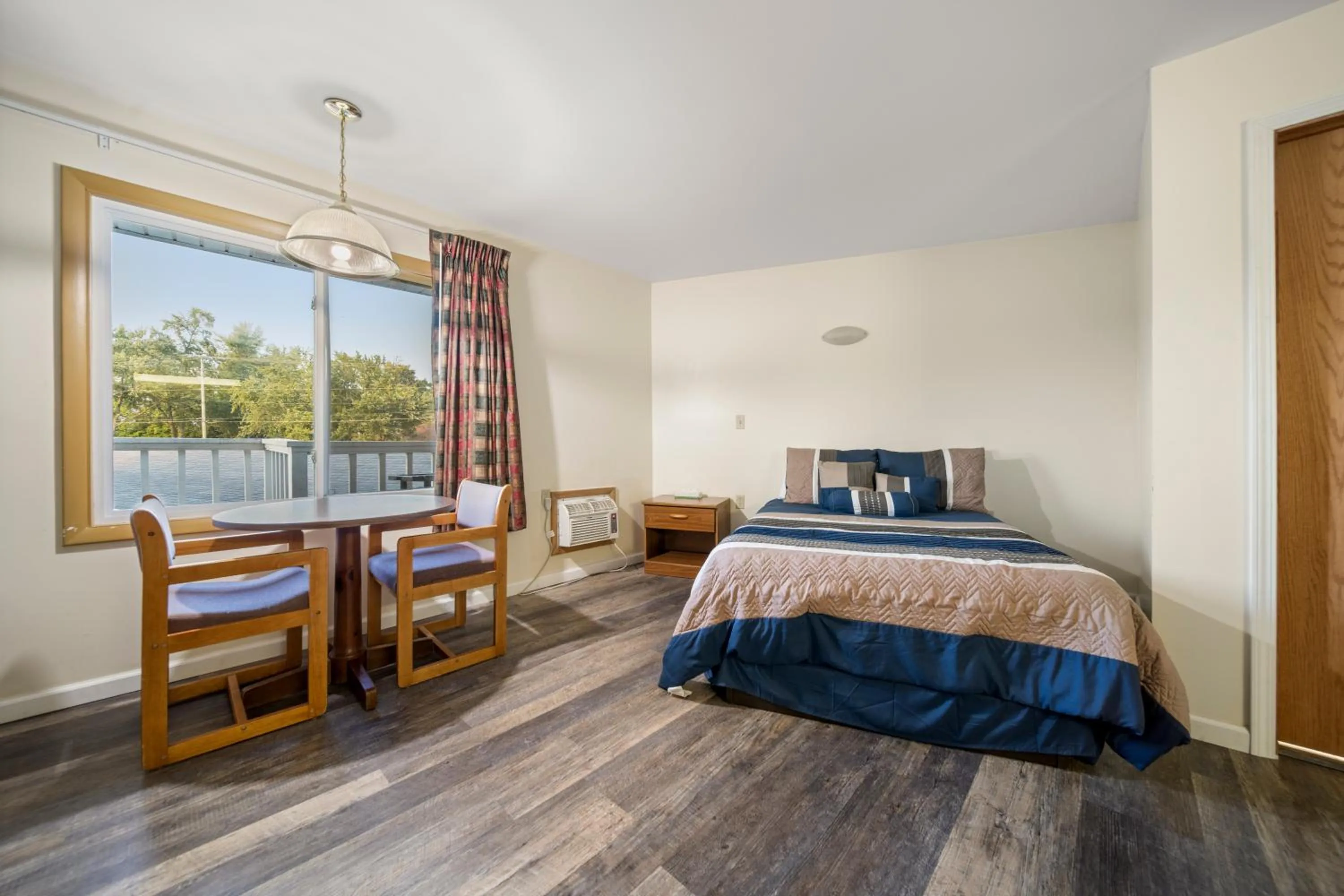 Bed in Thumb Heritage Inn