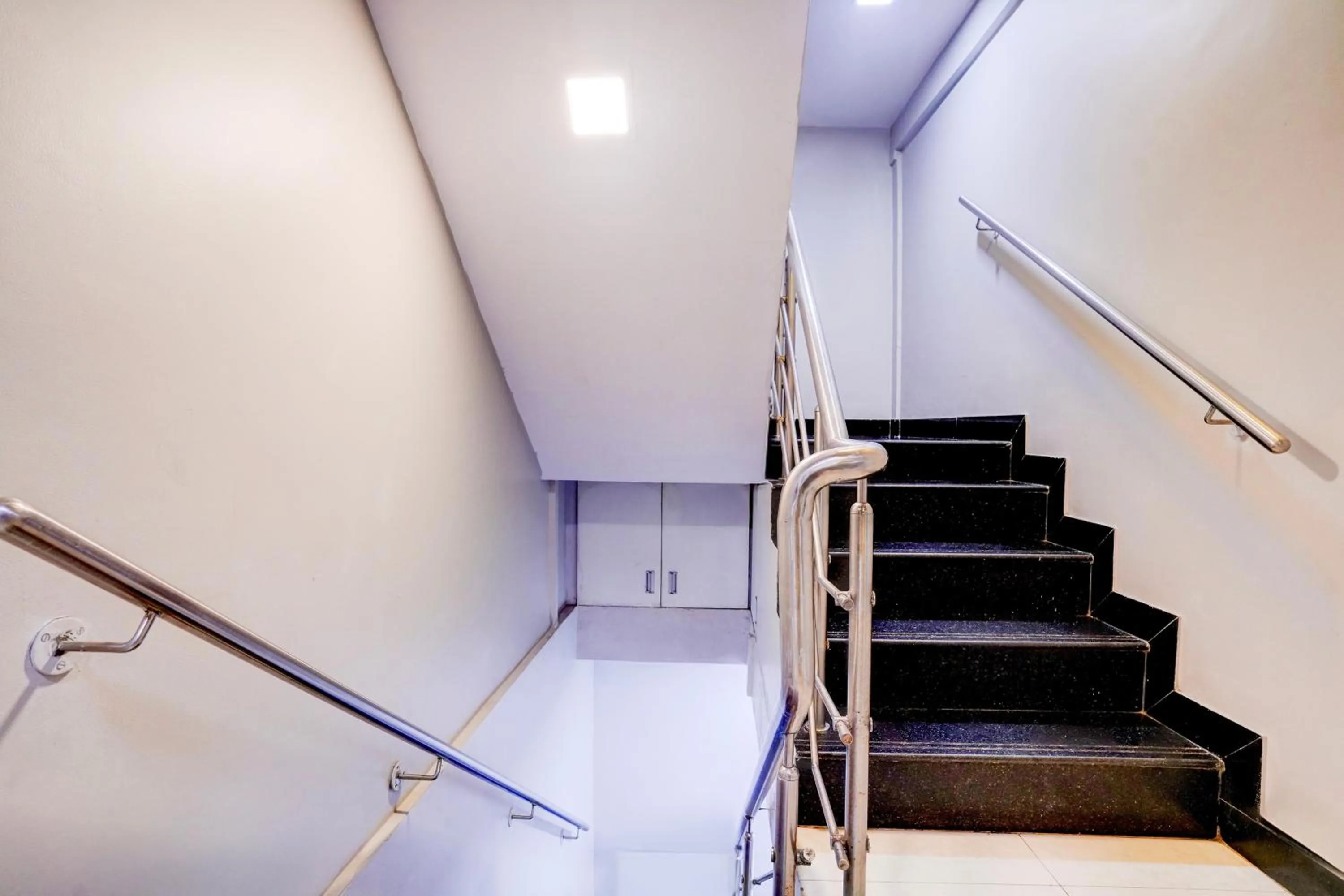 Lobby or reception in Super Collection O Asalpha near International Airport