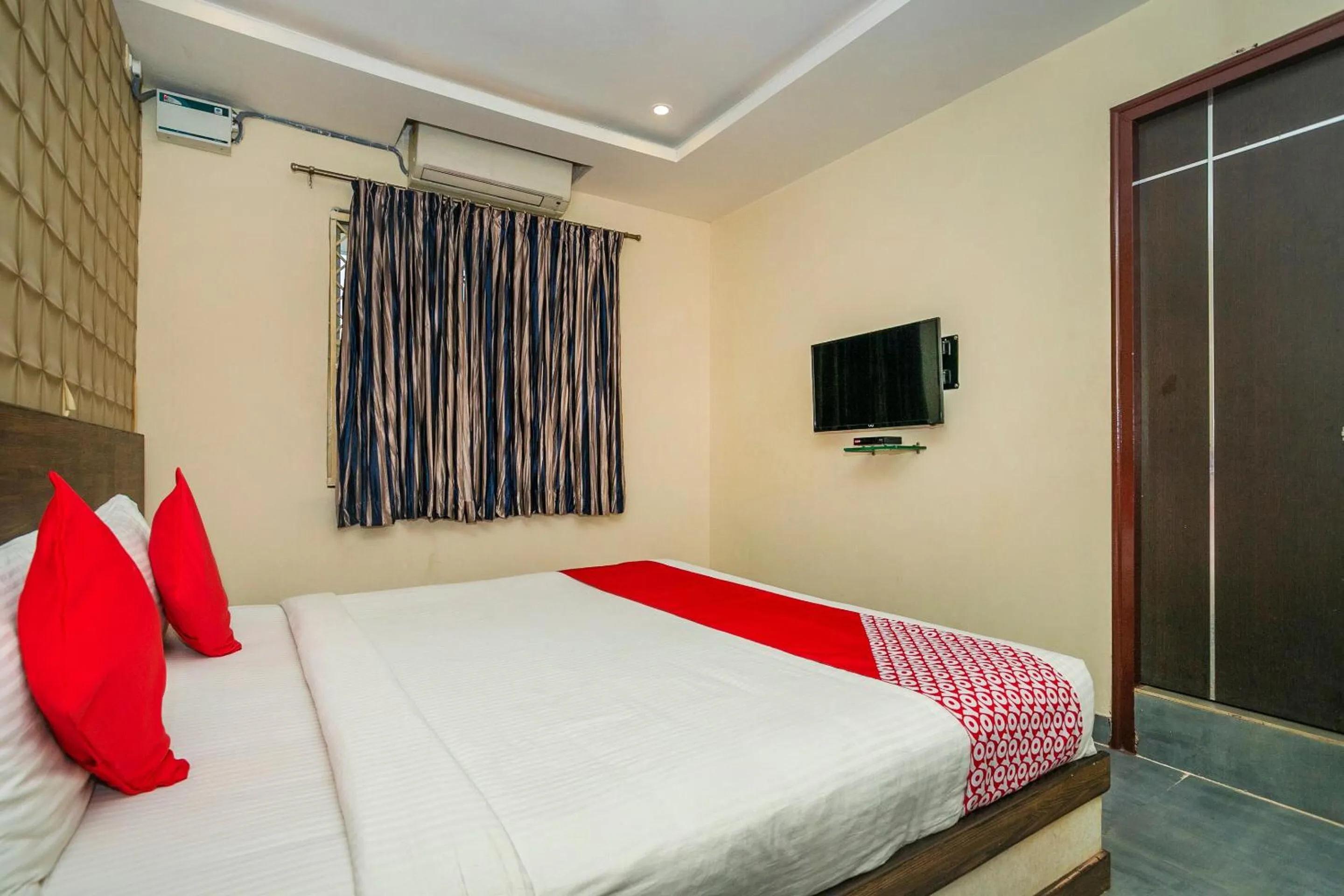 Bedroom in Collection O Indian Suites Near Sitara Restaurant