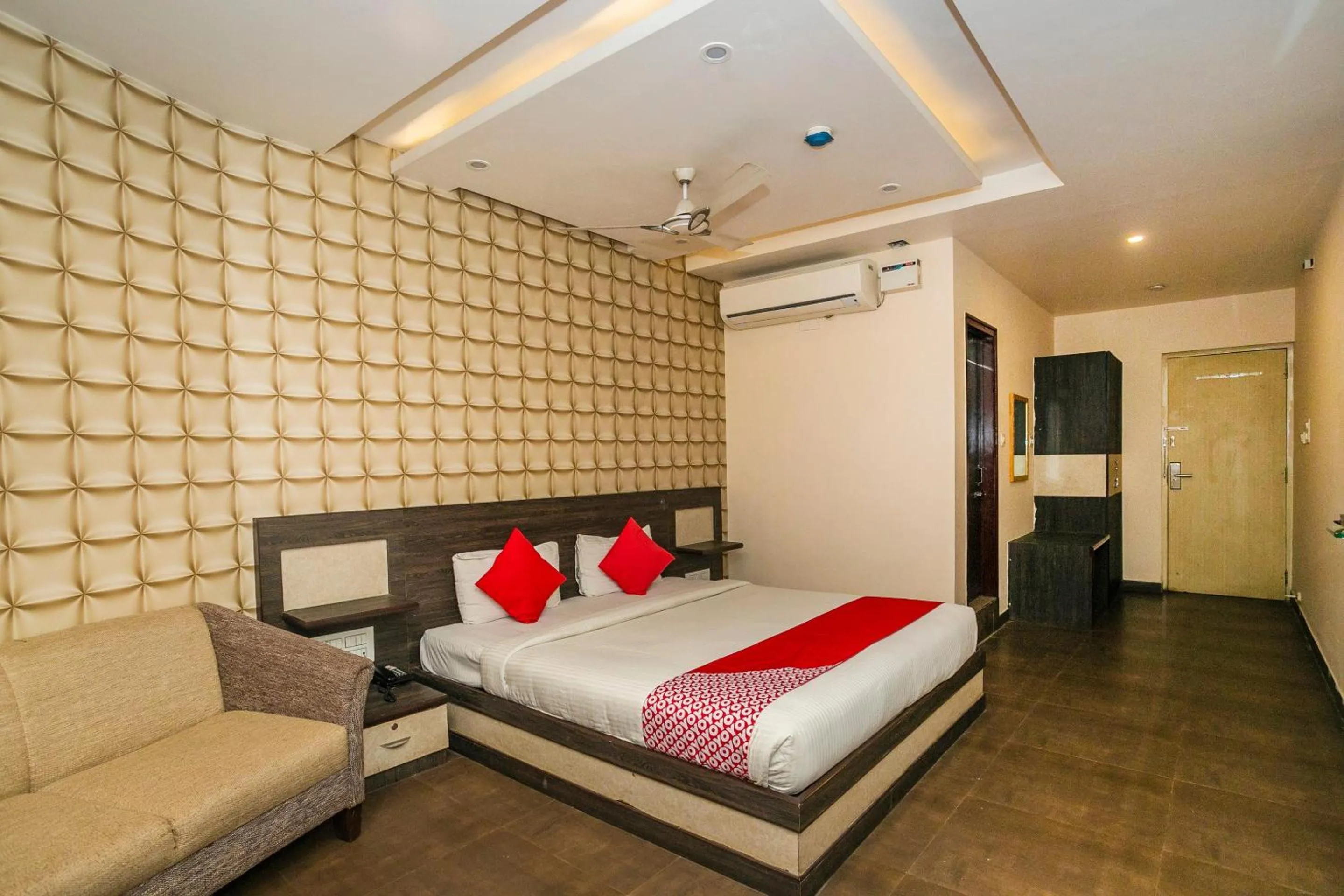 Lobby or reception in Collection O Indian Suites Near Sitara Restaurant